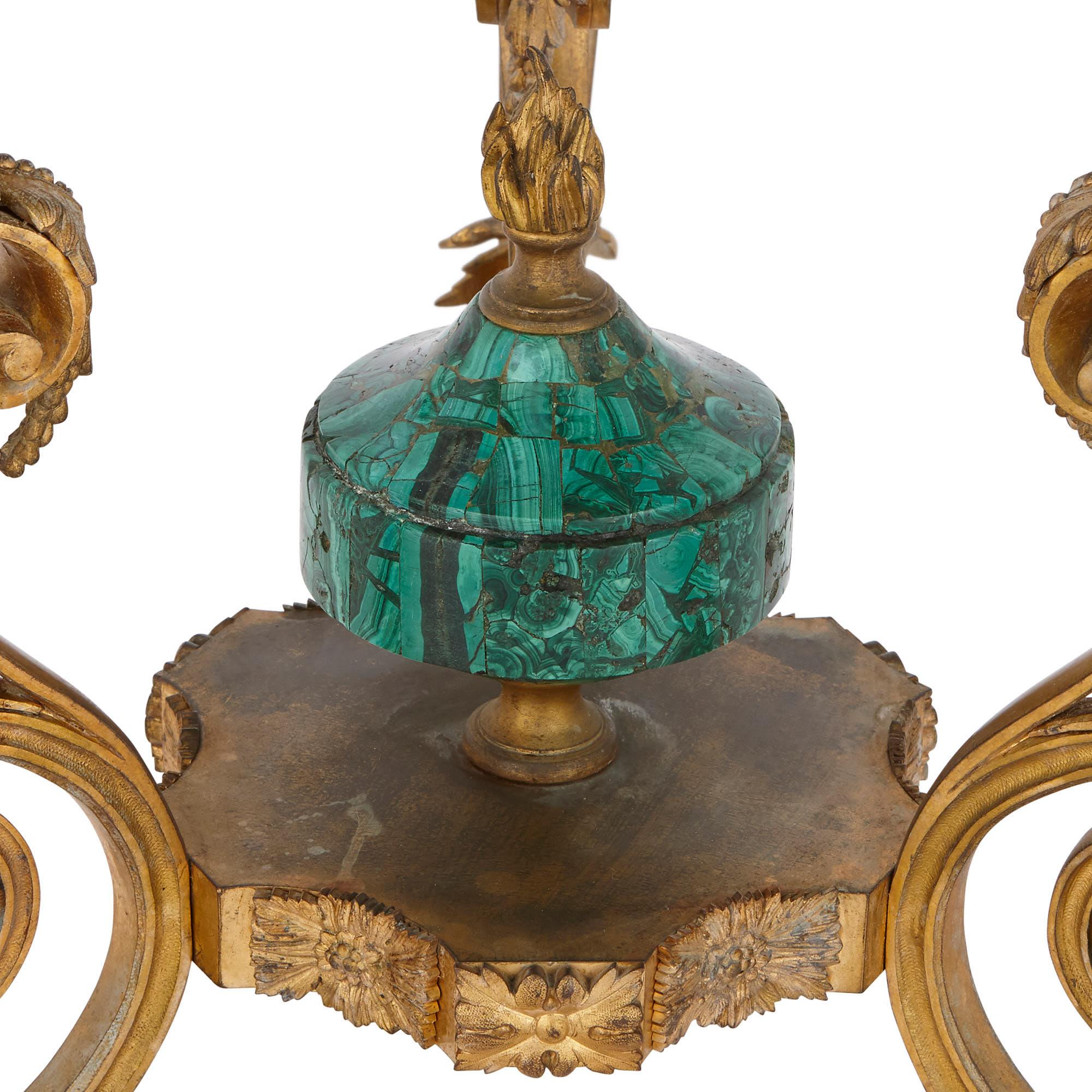 Russischer Gueridon aus Malachit und vergoldeter Bronze aus dem 19. Jahrhundert (Neoklassisch) im Angebot
