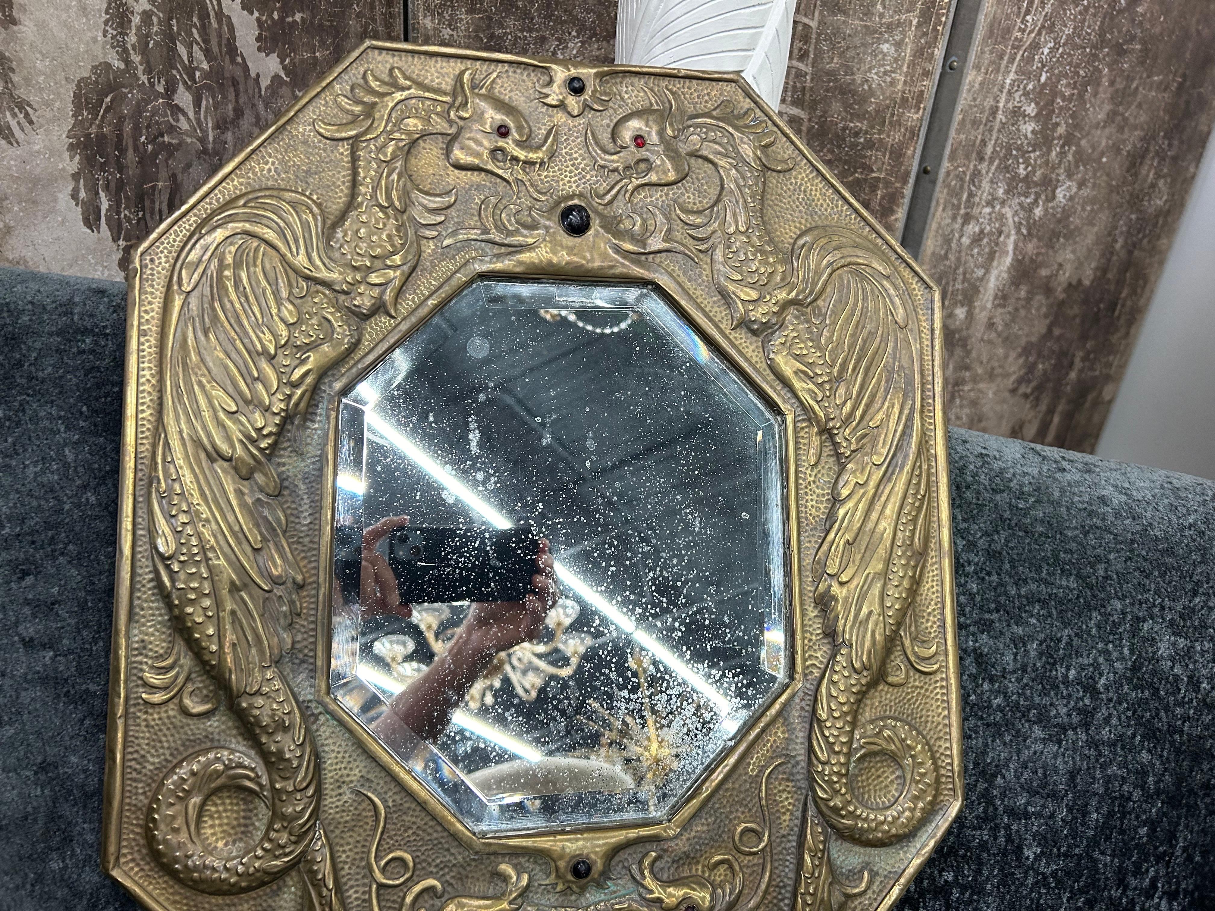 Repoussé Miroir russe en laiton du XIXe siècle en vente