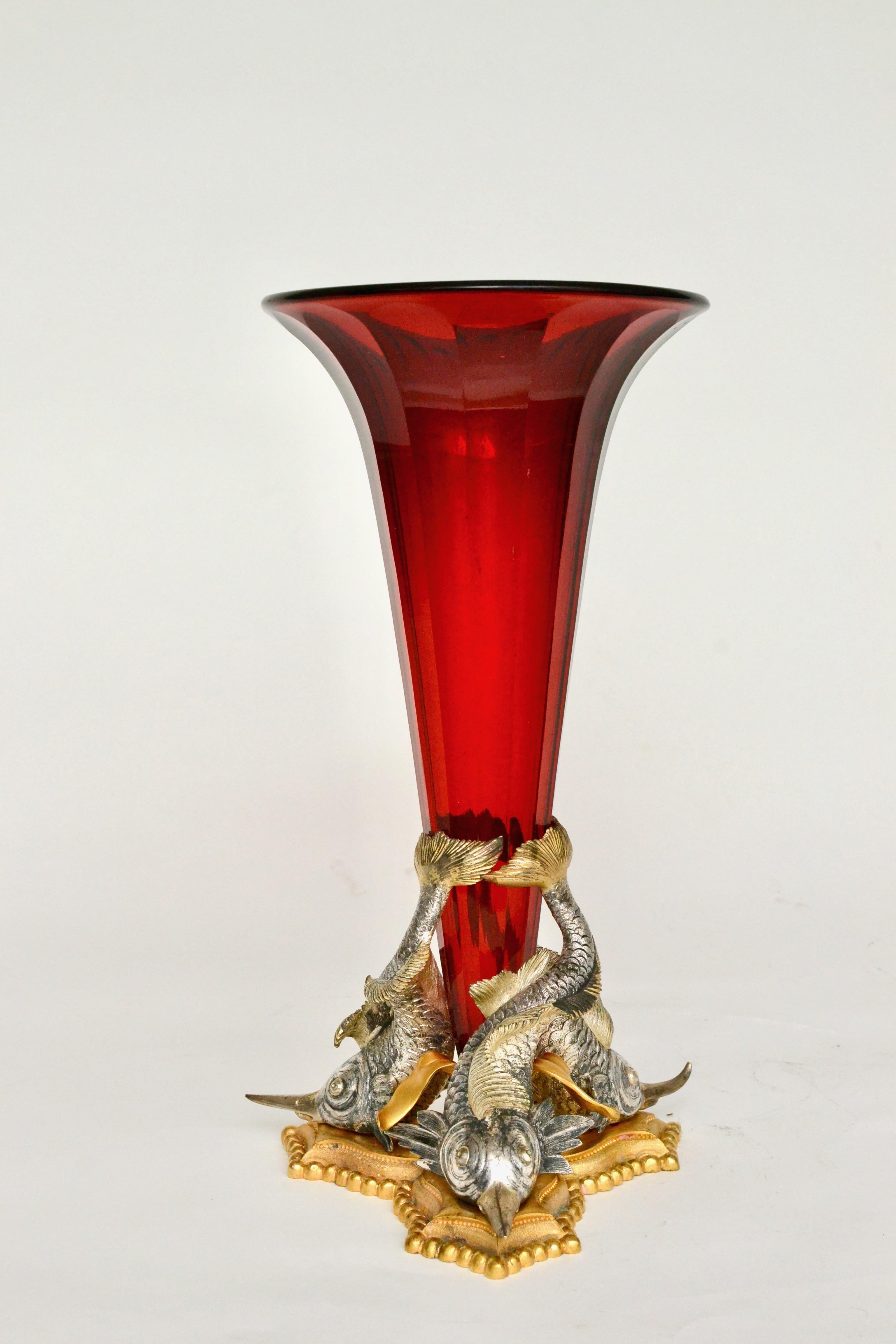 Jarrón ruso del siglo XIX de cristal rojo rubí con monturas de bronce dorado Belle Époque en venta