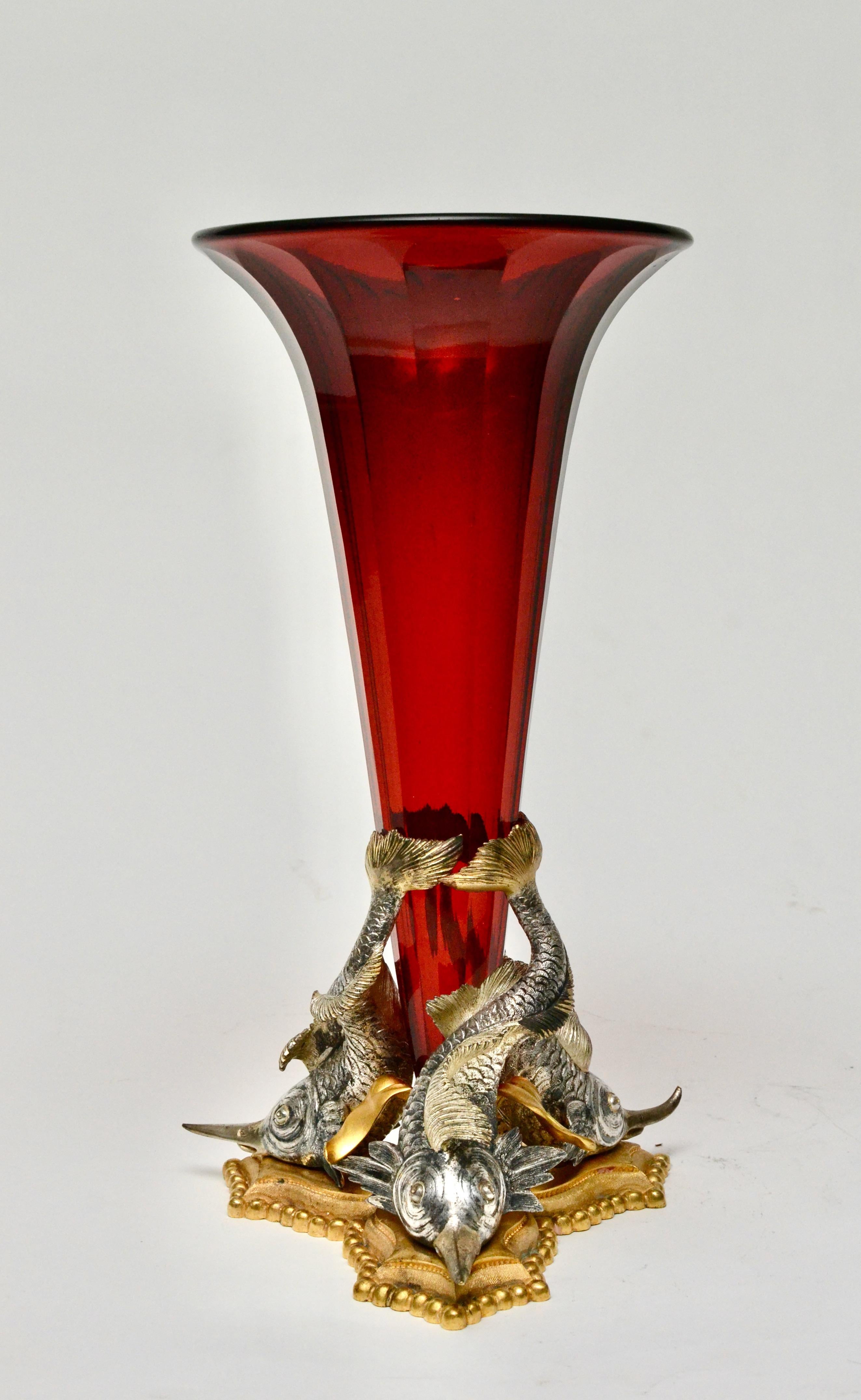 Jarrón ruso del siglo XIX de cristal rojo rubí con monturas de bronce dorado Francés en venta