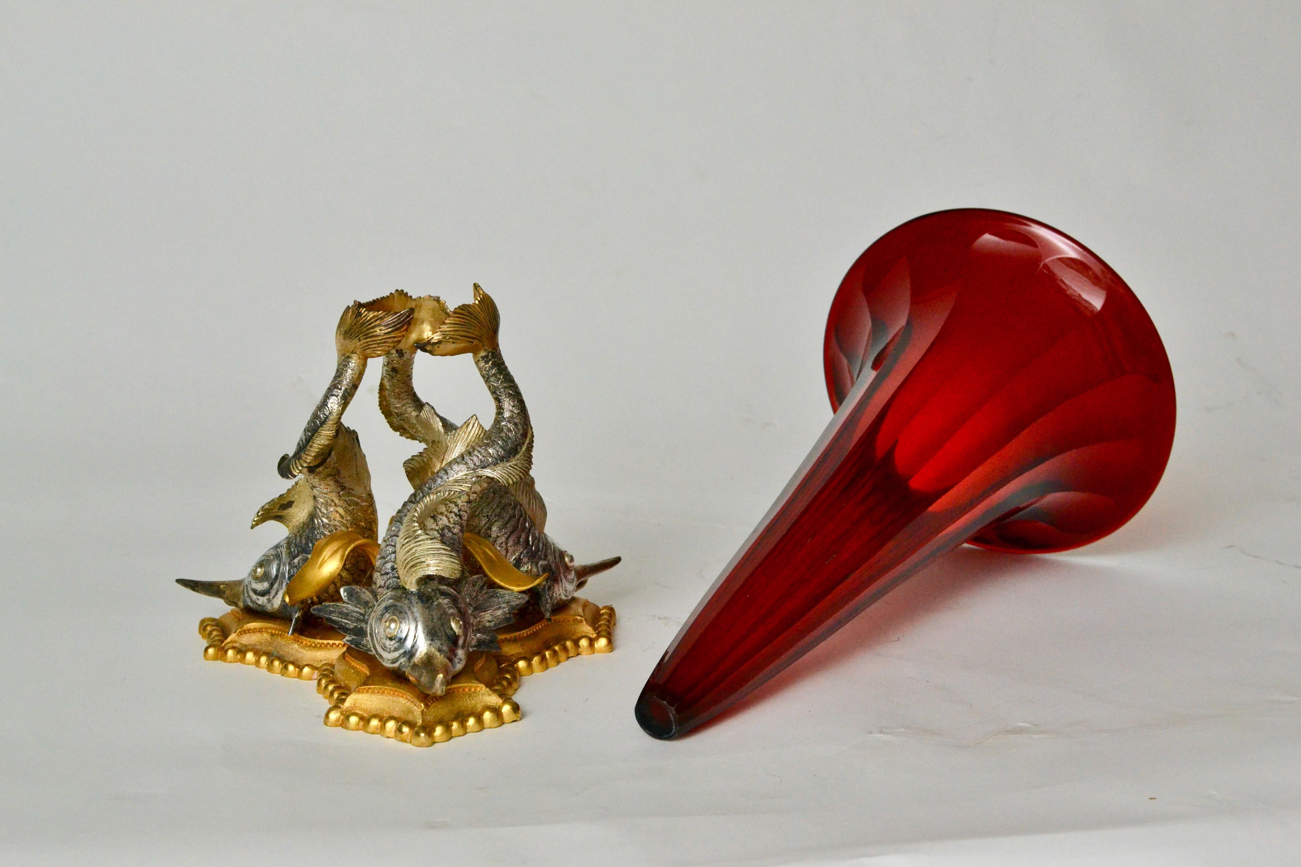 Jarrón ruso del siglo XIX de cristal rojo rubí con monturas de bronce dorado Dorado en venta
