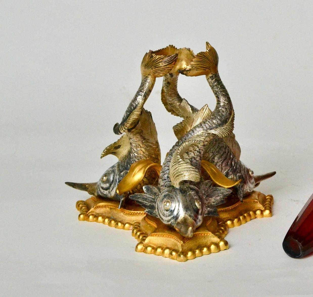 Jarrón ruso del siglo XIX de cristal rojo rubí con monturas de bronce dorado Bronce en venta