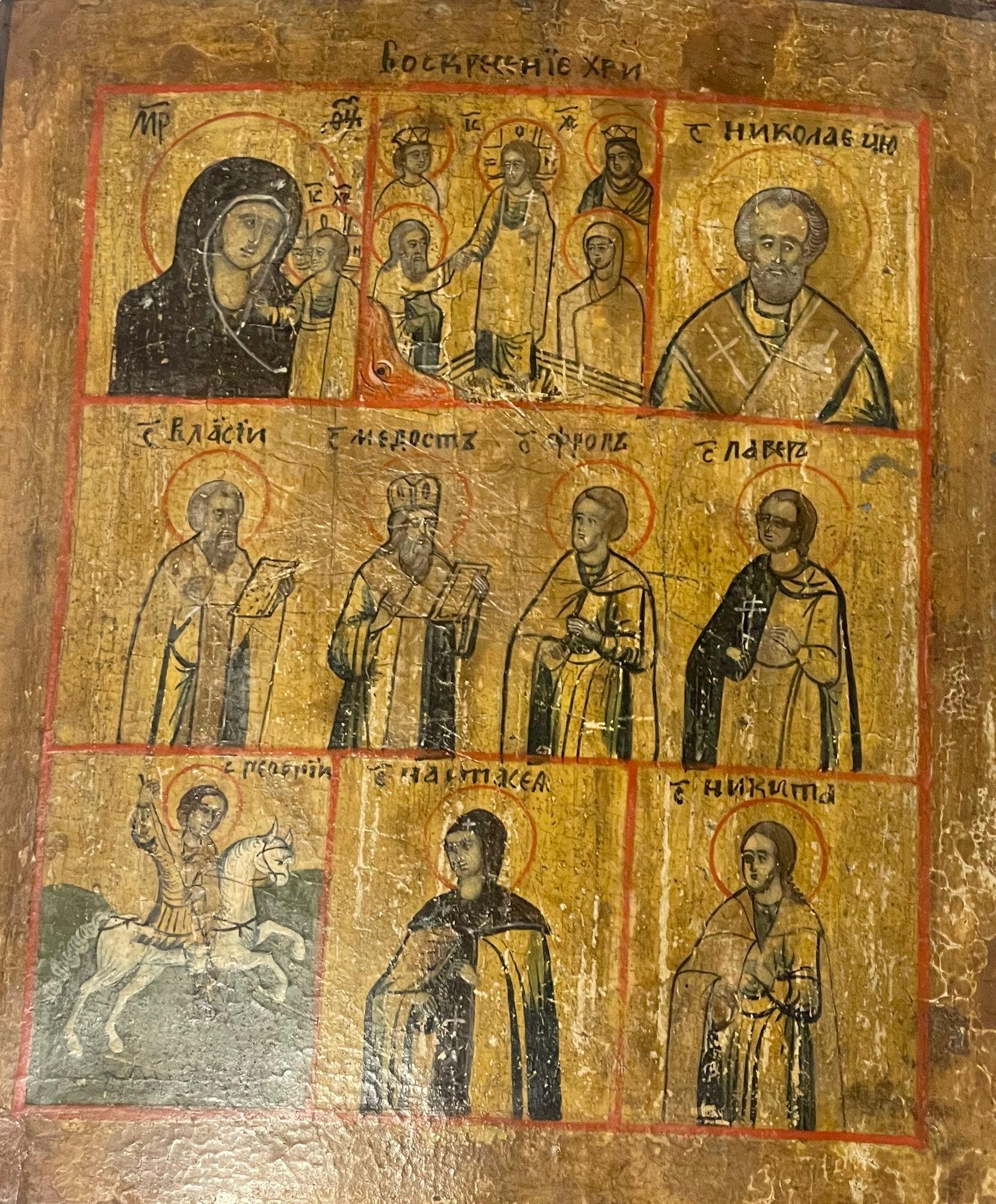 Une remarquable icône de l'école russe du XIXe siècle, minutieusement peinte en trois registres, reflétant la profondeur et la richesse de la tradition chrétienne orthodoxe. Le registre supérieur représente la Revere Mère de Dieu de Kazan, entourée