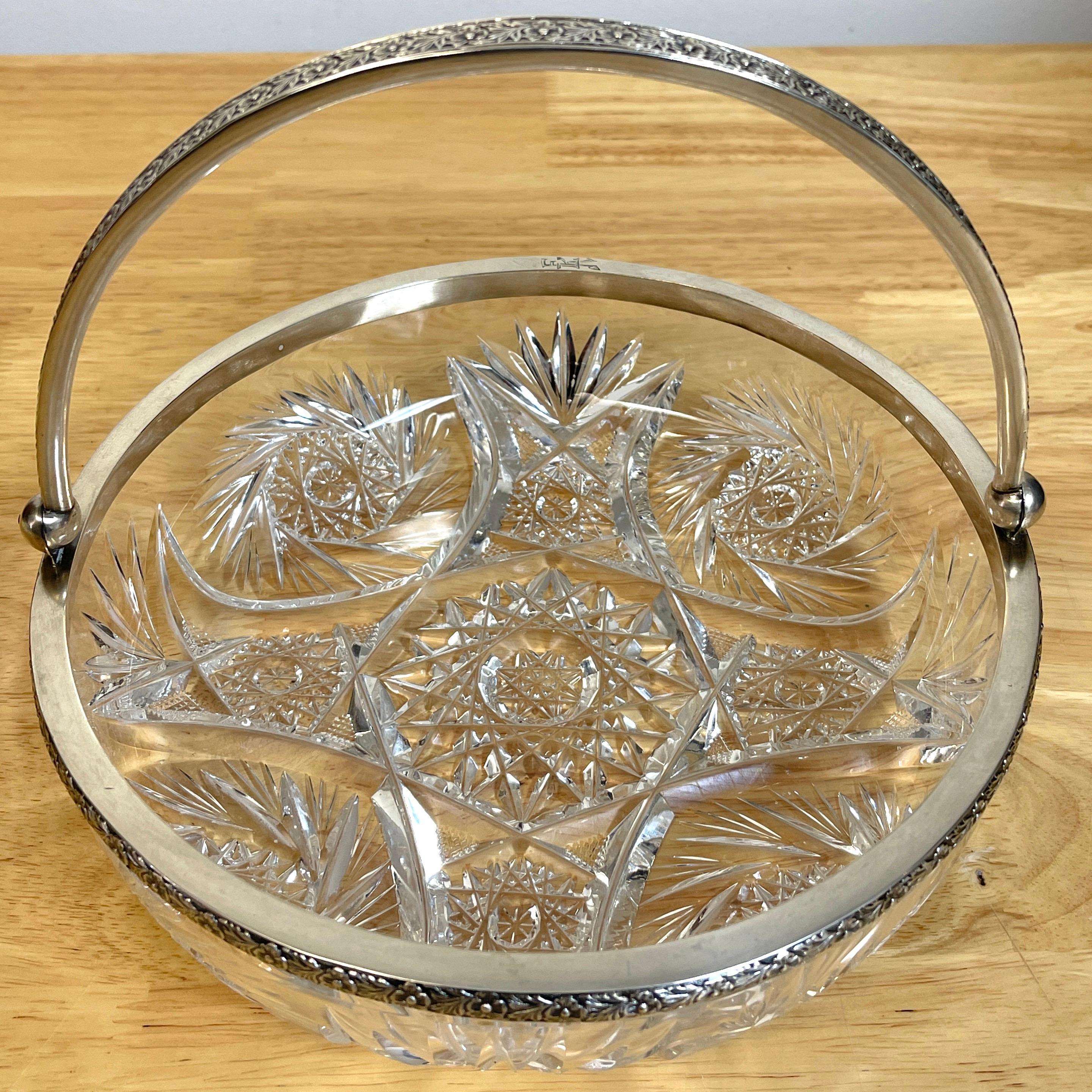 Panier russe du 19e siècle en argent et verre taillé à anse pivotante
Russie, vers 1880
Estampillé dans un cartouche rectangulaire. 875 grade 

Plongez dans l'opulence de l'artisanat russe du XIXe siècle avec cet exquis panier à anse pivotante en