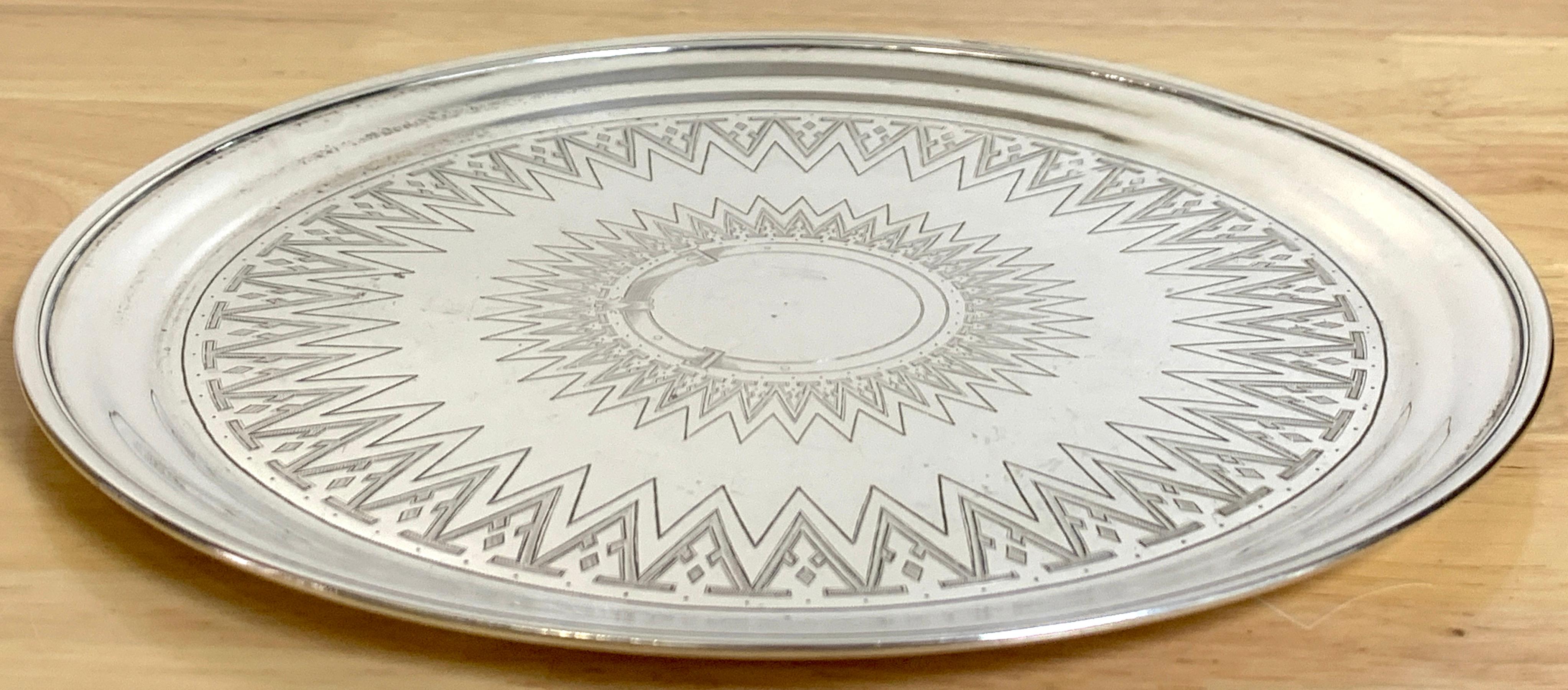 Bandeja rusa de plata grabada del siglo XIX, 1879 Grabado en venta
