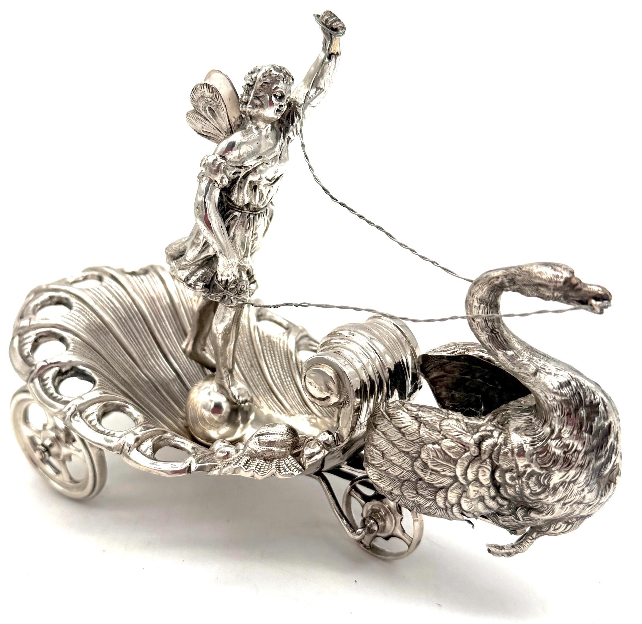 Ornamento da tavolo in argento del XIX secolo con Venere e cigno figurati, 3,9 oz.

Un ornamento da tavolo figurato in argento russo finemente lavorato, risalente alla fine del XIX secolo e raffigurante Venere in un carro di conchiglie trainato da