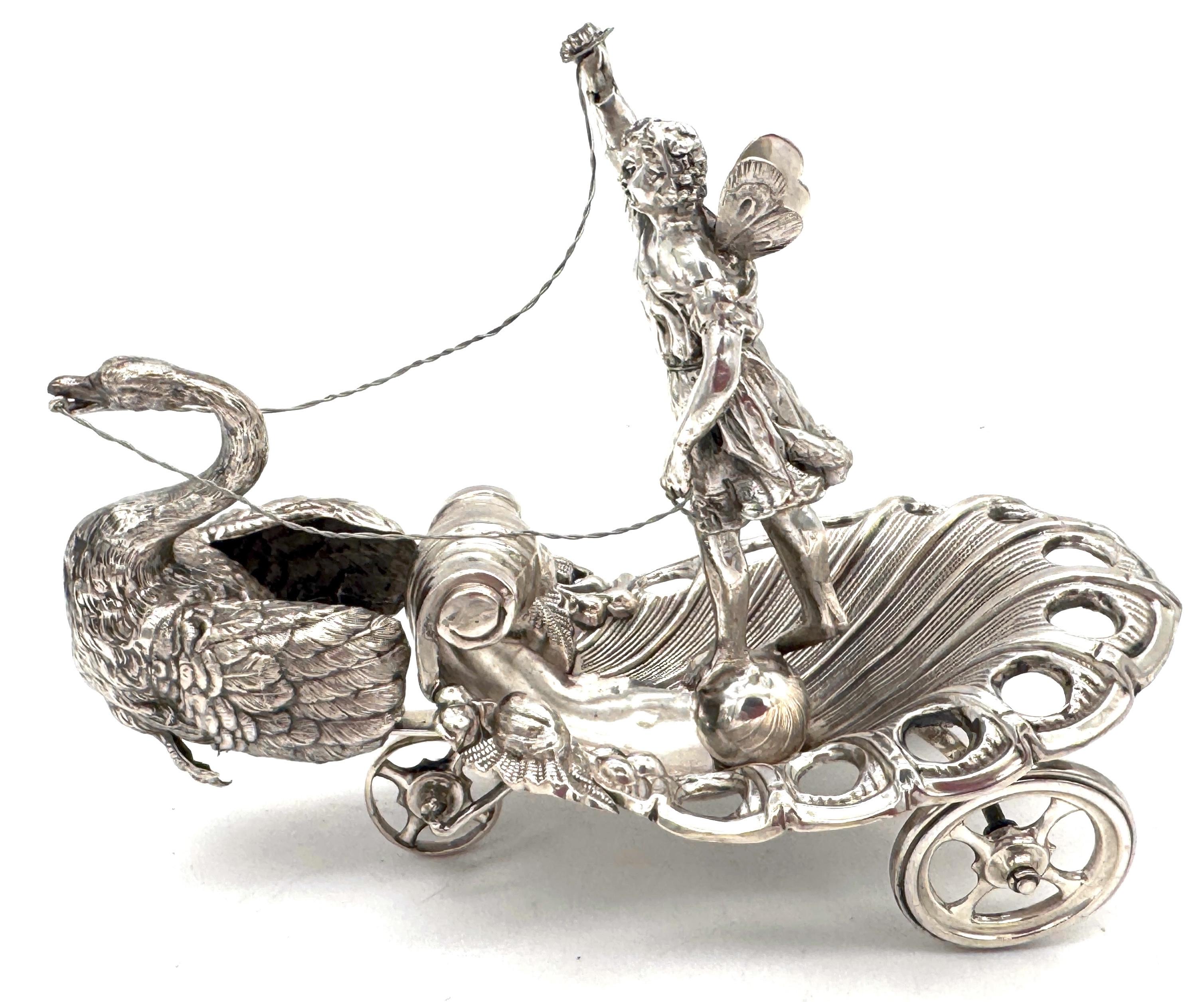 Neoclassico Ornamento da tavolo in argento russo del XIX secolo con Venere e cigno figurati in vendita
