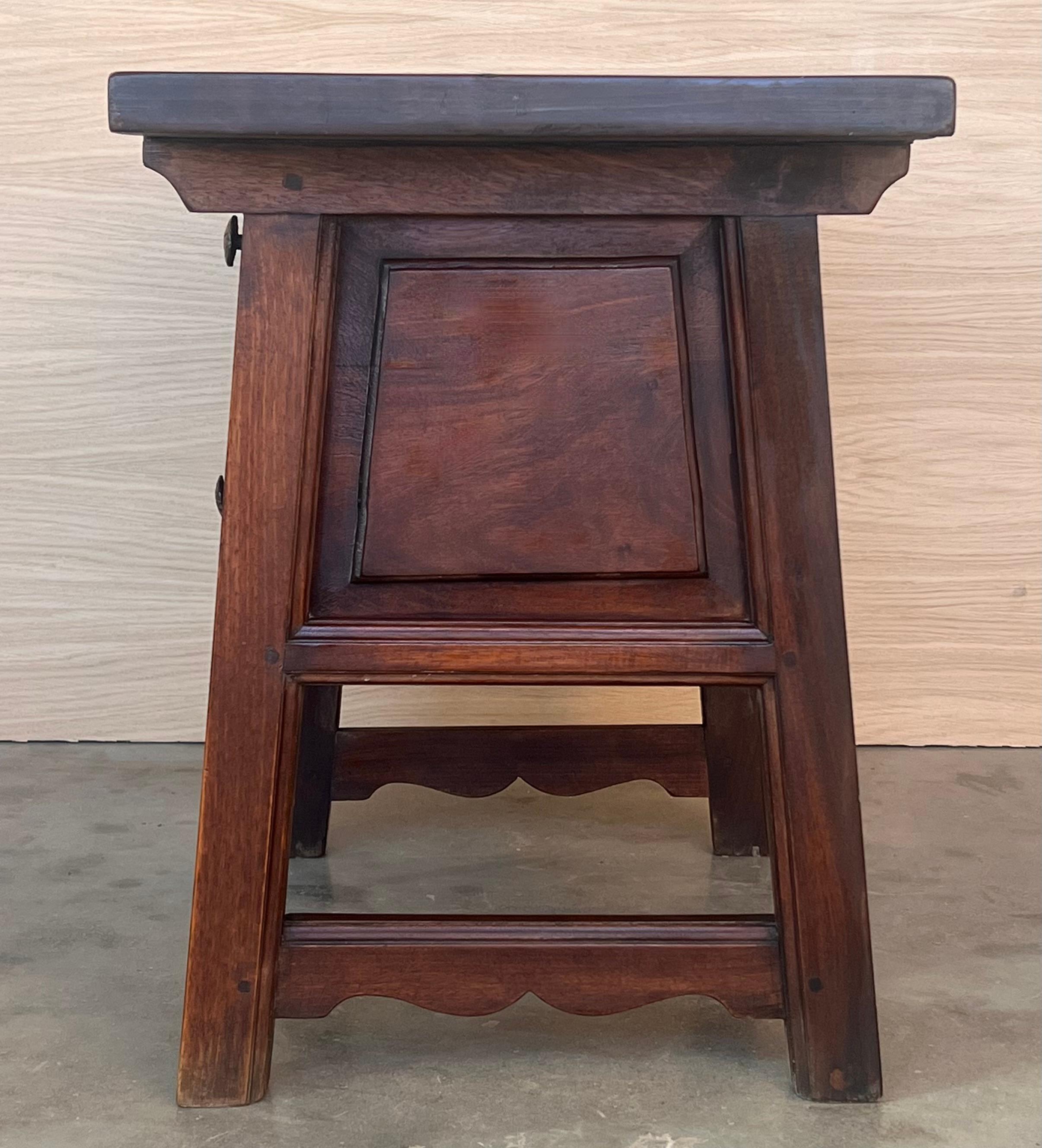 Table d'appoint à trois tiroirs 19ème siècle rustique et artisanale Mountain Artisans en vente 3