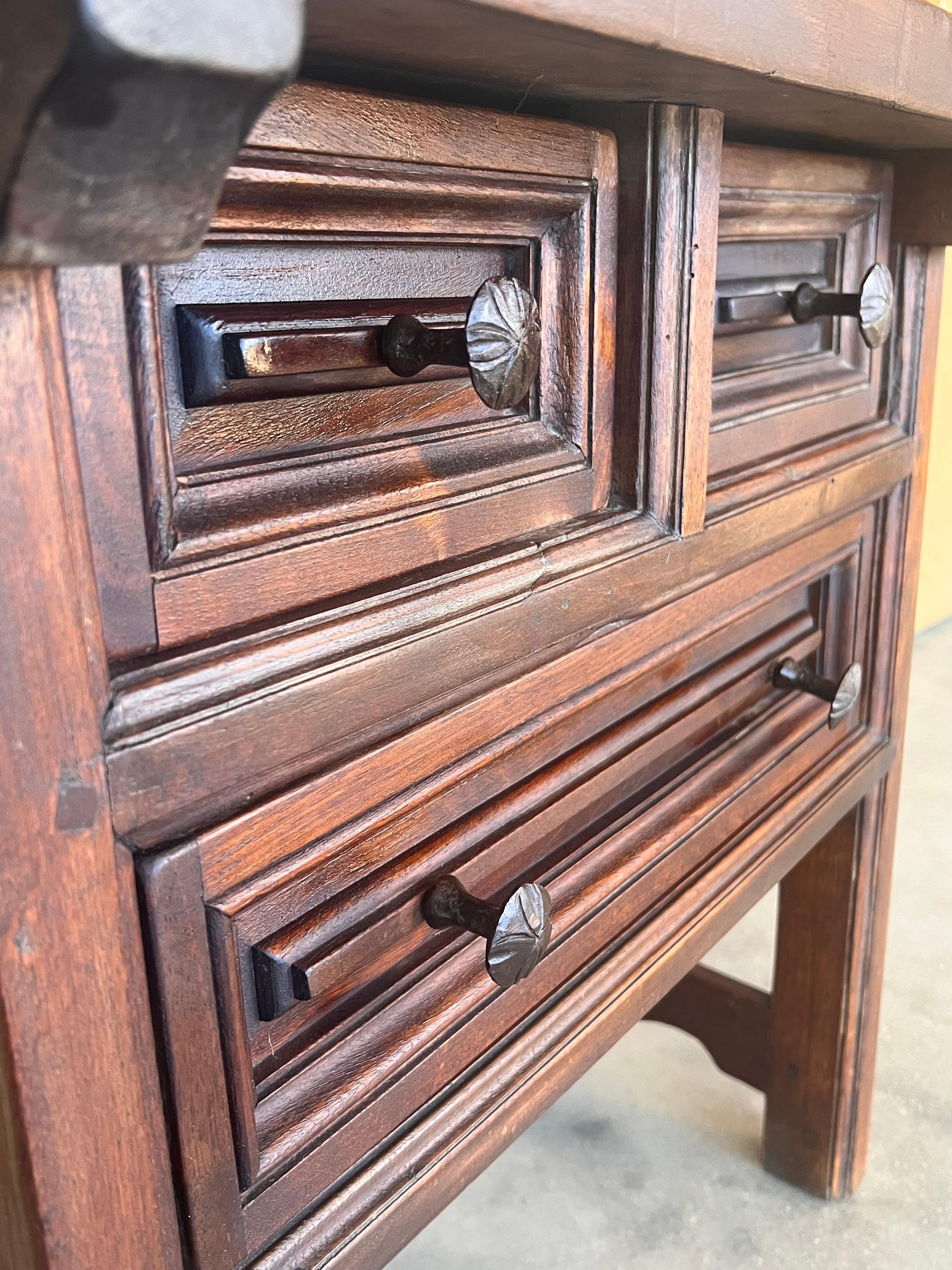 Table d'appoint à trois tiroirs 19ème siècle rustique et artisanale Mountain Artisans en vente 8