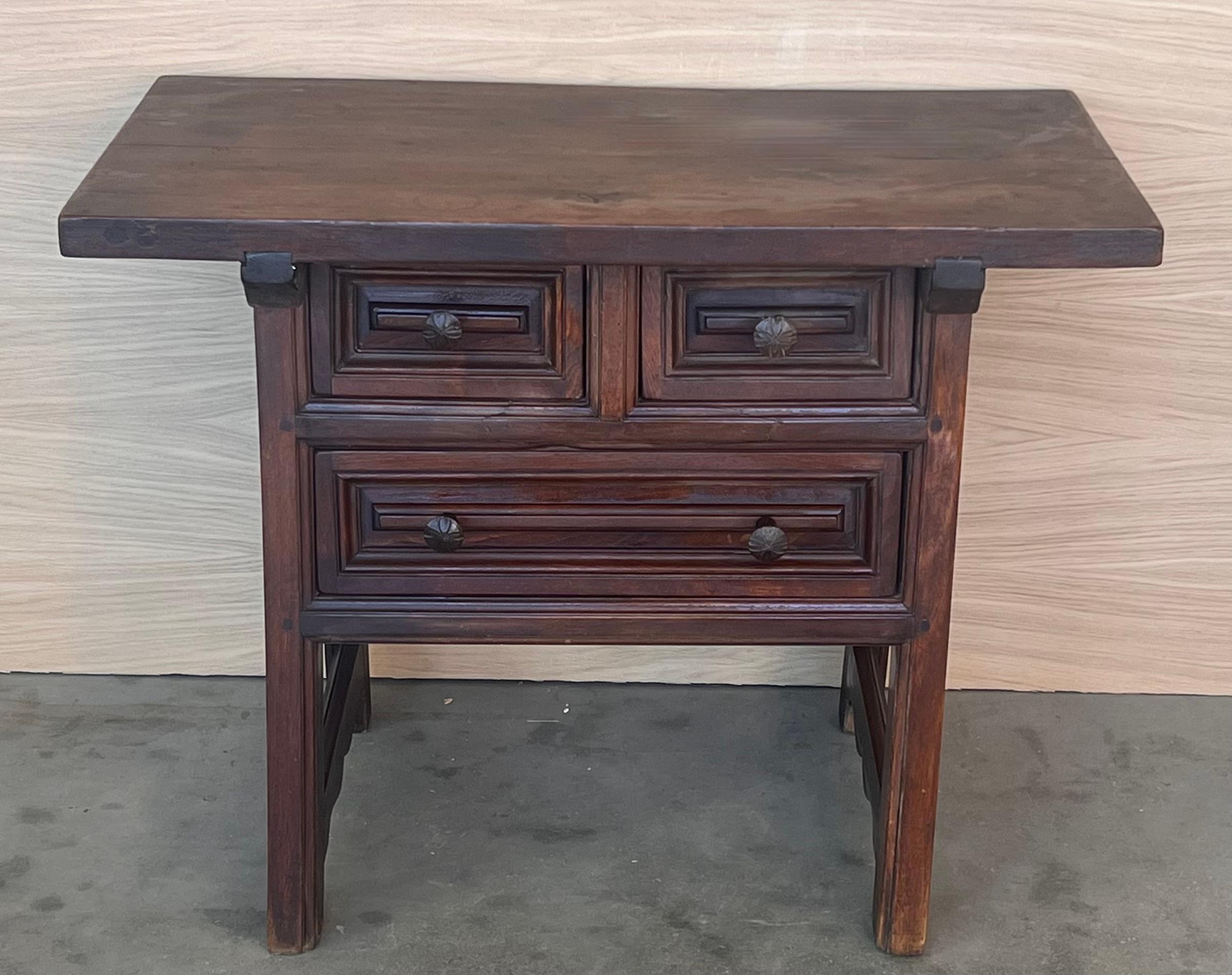 19th Century Rustic Artisan Made Pyrenees Mountains Side Three Drawers Table In Good Condition For Sale In Miami, FL