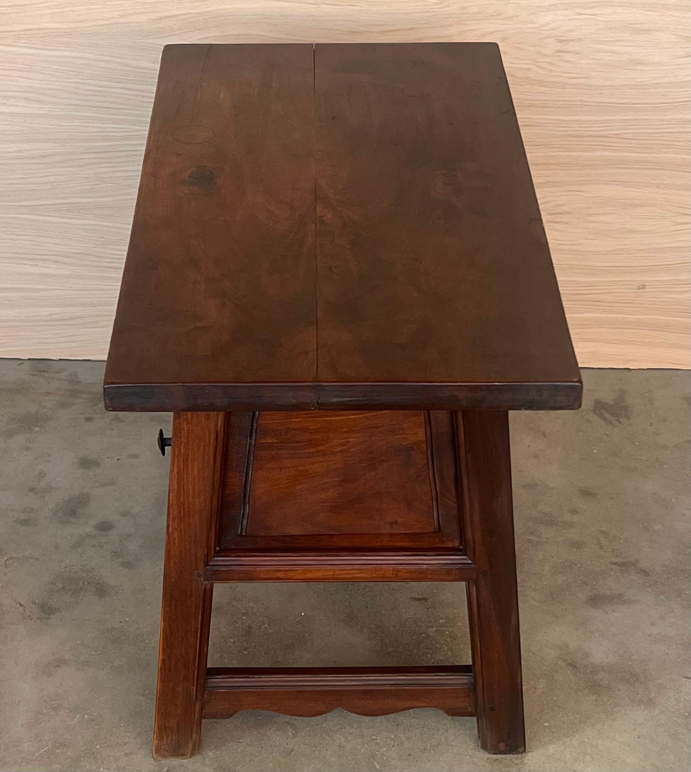 Table d'appoint à trois tiroirs 19ème siècle rustique et artisanale Mountain Artisans en vente 2