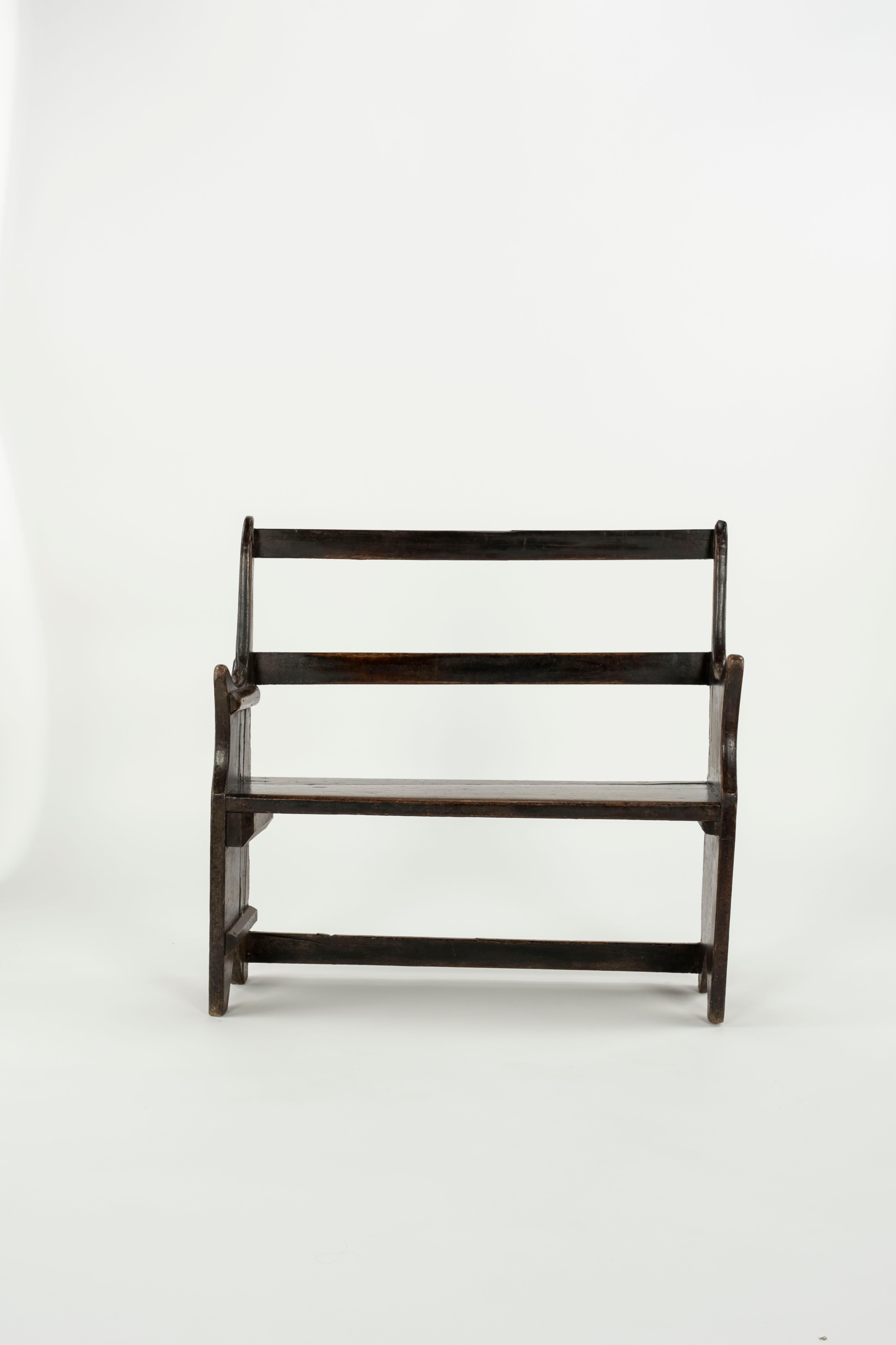 Étroit banc primitif d'Angleterre.  Superbe pièce d'art populaire primitif. Noter la fente sur le côté gauche en regardant tout droit.  