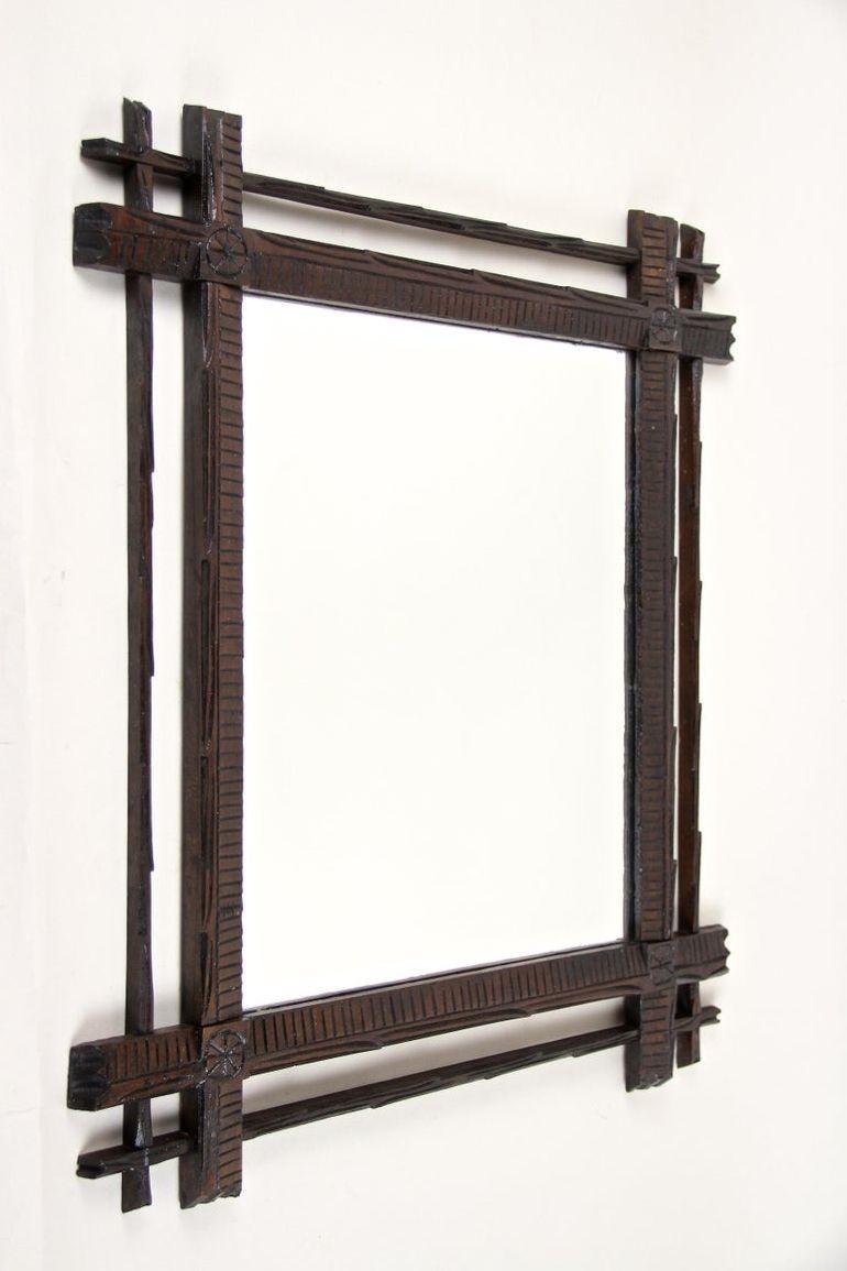 Insólito espejo de pared rústico de la Selva Negra tallado a mano con doble marco, procedente de Austria, de la época en torno a 1880. Encantador espejo de la Selva Negra de finales del siglo XIX, elaborado en madera de tilo americano, con la