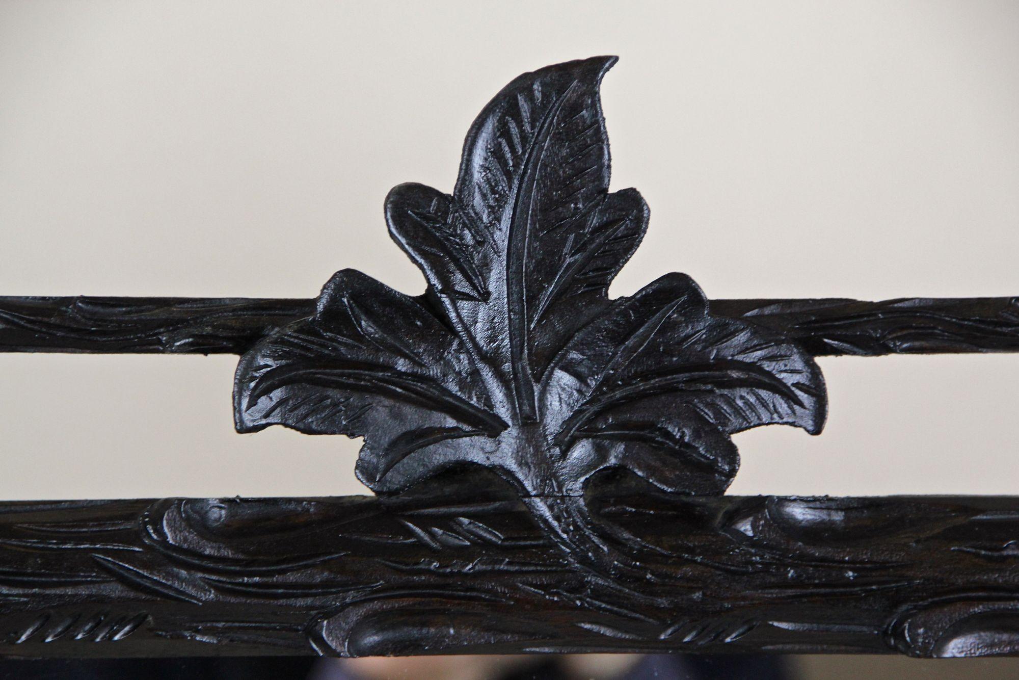 Intagliato a mano Specchio rustico Black Forest del XIX secolo, intagliato a mano, Austria, circa 1880 in vendita