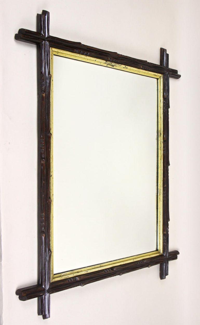 Incantevole specchio da parete rustico Black Forest, risalente al periodo austriaco intorno al 1880. Scolpito a mano in legno di tiglio, questo eccezionale specchio rurale colpisce per la sua splendida cornice intagliata nello stile dei Branch, gli