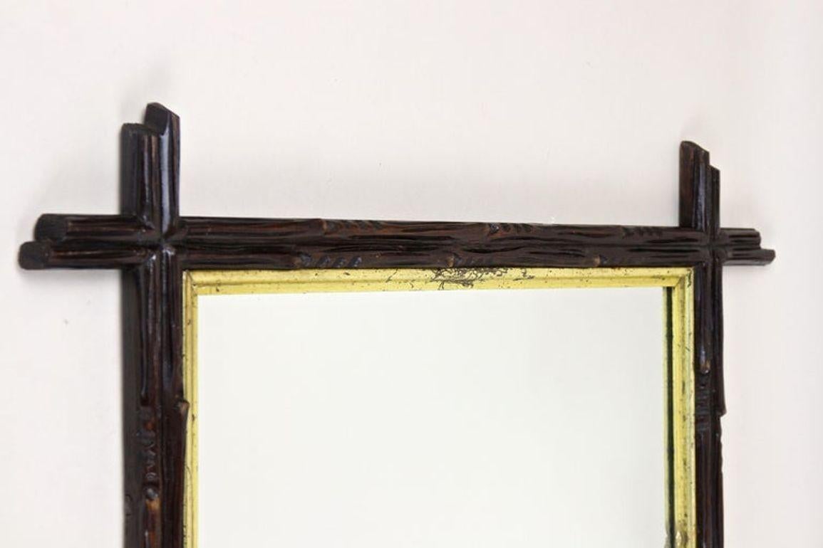 Intagliato a mano Specchio rustico Black Forest del XIX secolo con barre interne dorate, AT, circa 1880 in vendita