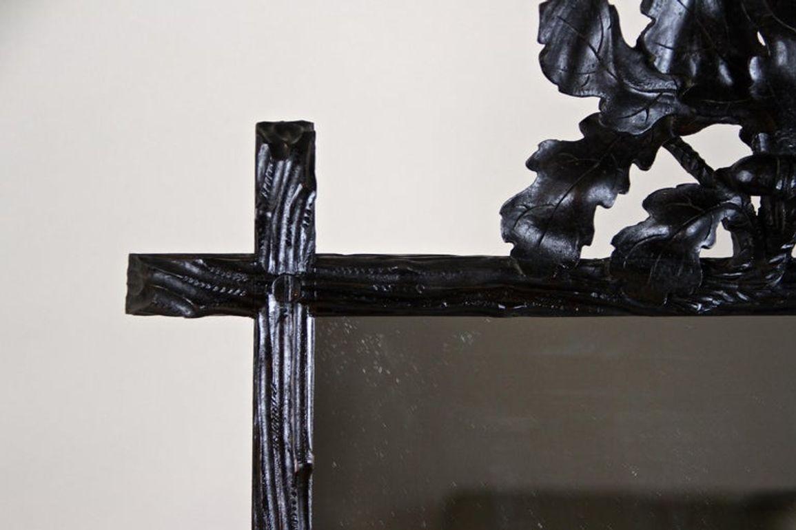 Foresta Nera Specchio rustico Black Forest del XIX secolo con foglie di Oak e ghiande, AT 1870 ca. in vendita