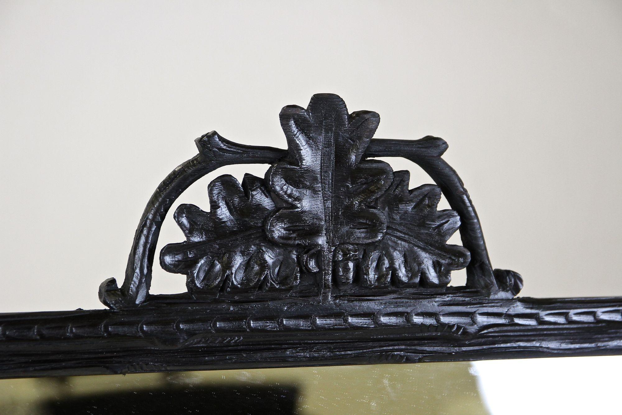 Austriaco Specchio rustico Black Forest del XIX secolo con foglie di Oak, Austria circa 1870 in vendita