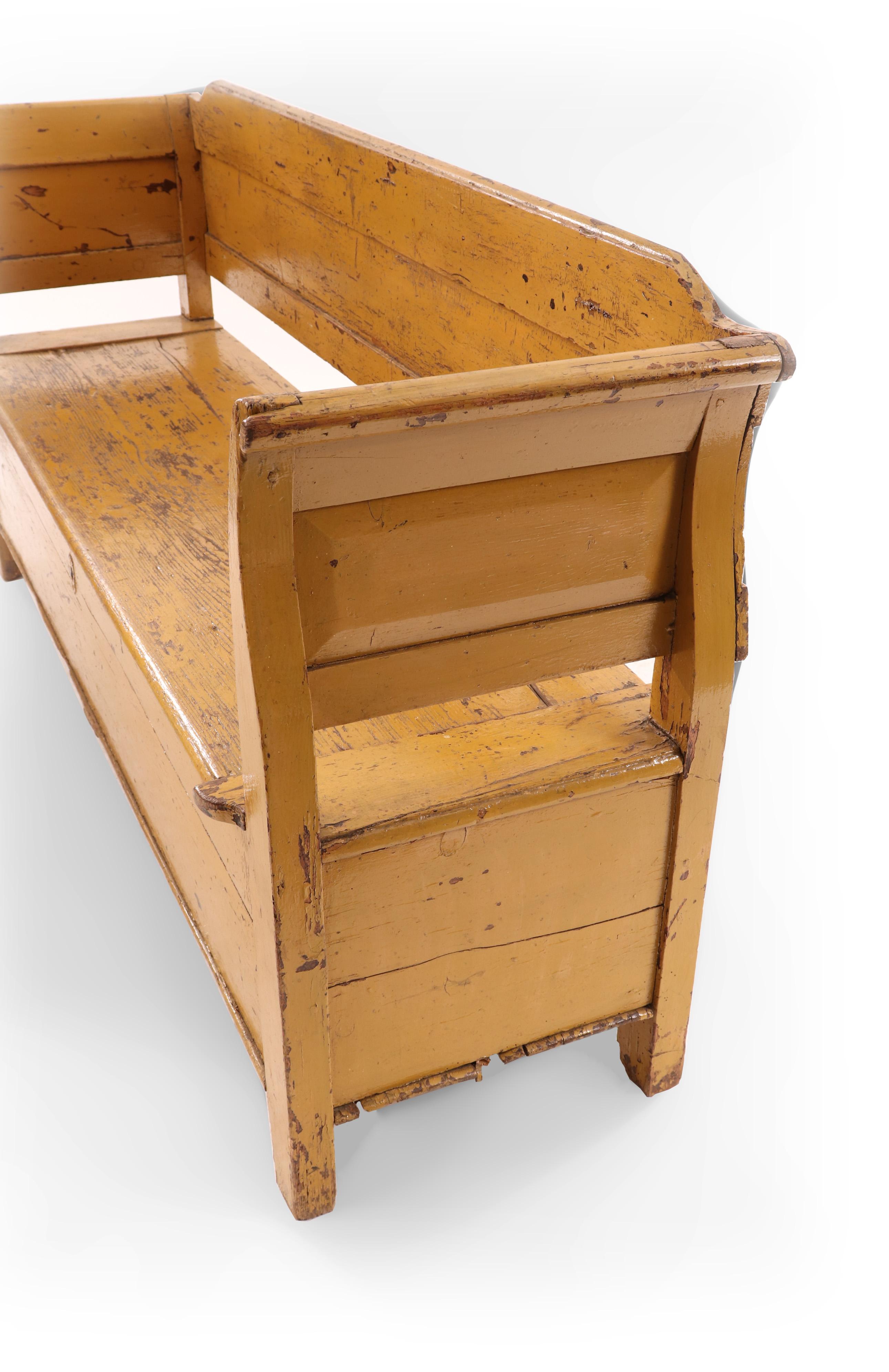 Banc en bois rustique (probablement canadien, 19e siècle) peint en jaune, à trois places, avec une base en caisson relevable et un dossier et des côtés en planches soulevées.
      