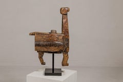 Rustikaler geschnitzter Holzmortar und Stößel aus dem 19. Jahrhundert, montiert auf schwarzem, maßgefertigtem Sockel