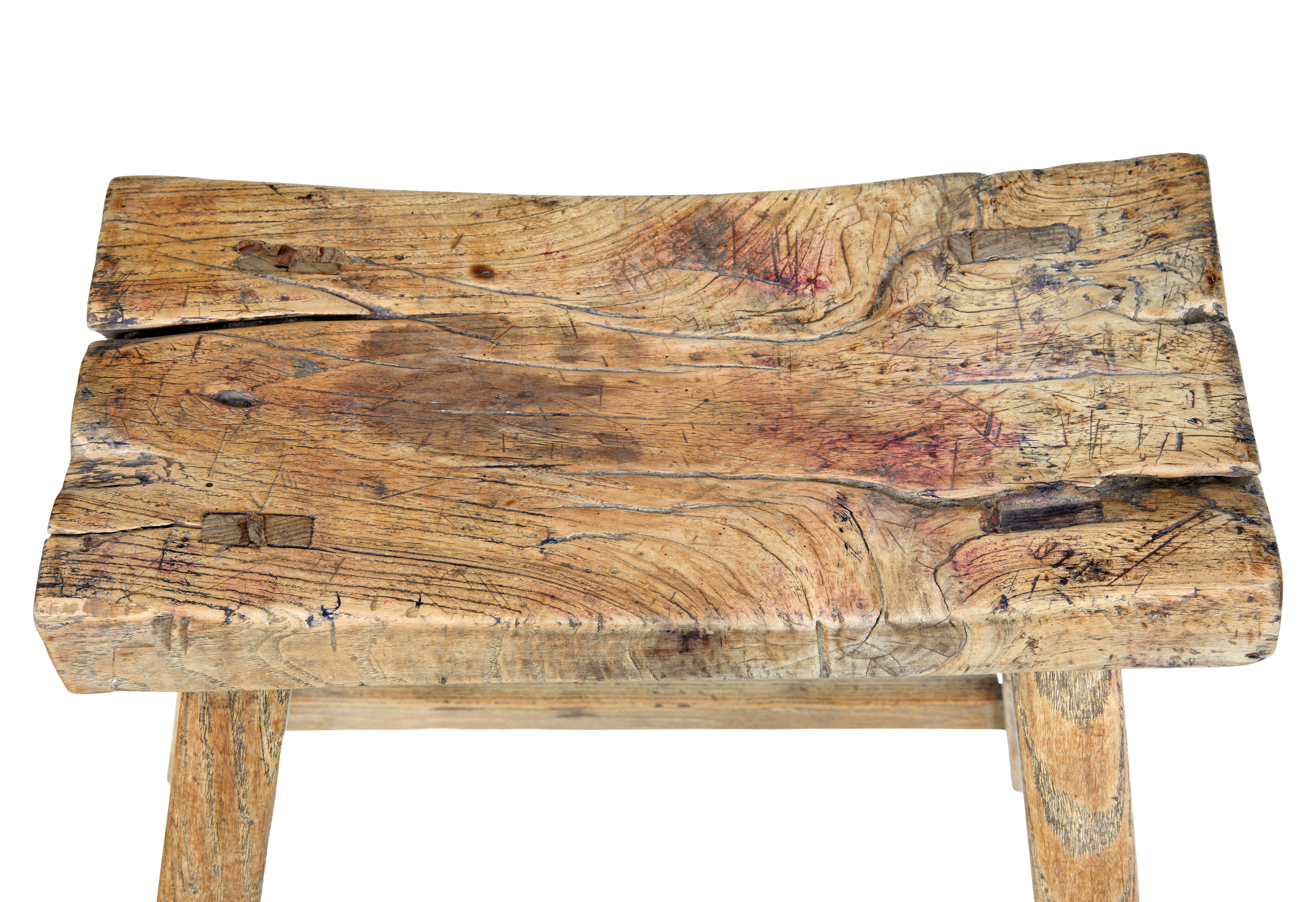Rustikaler chinesischer Hartholzhocker aus dem 19. Jahrhundert, um 1890.

Geformter Hartholzsitz mit charakteristischem Holz, das Äste und Risse aufweist.  Steht auf 4 Beinen, die durch Streben verbunden sind.

Erwartete Oberflächenspuren und