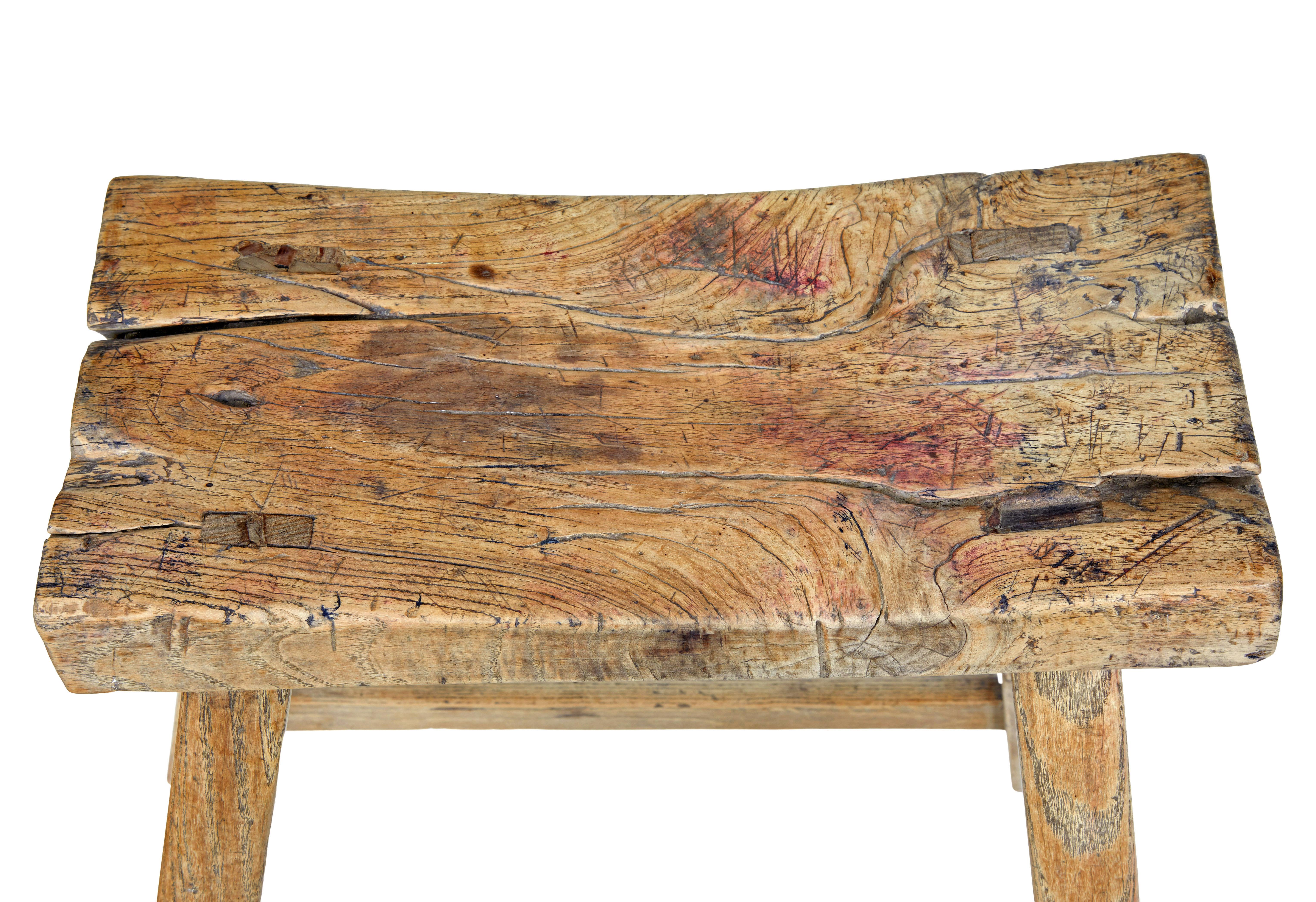 Sgabello rustico cinese in legno duro del XIX secolo, circa 1890.

Seduta sagomata in legno duro, realizzata con legno di carattere che mostra i nodi e le spaccature.  Si regge su 4 gambe unite da barelle.

Previsti segni superficiali e spaccature