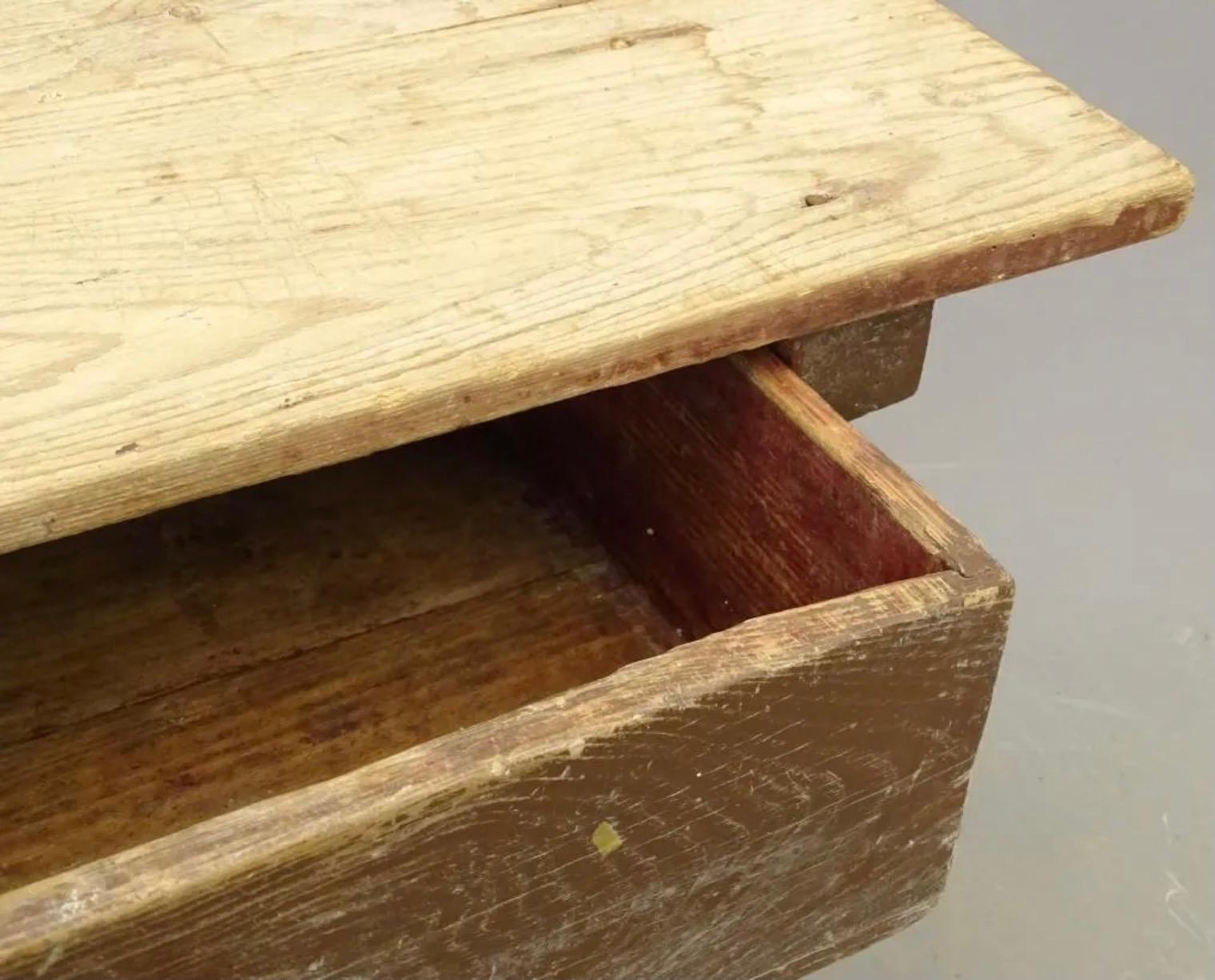 Rustikaler Landakzent-Tisch aus dem 19. Jahrhundert (Amerikanisch Kolonial) im Angebot