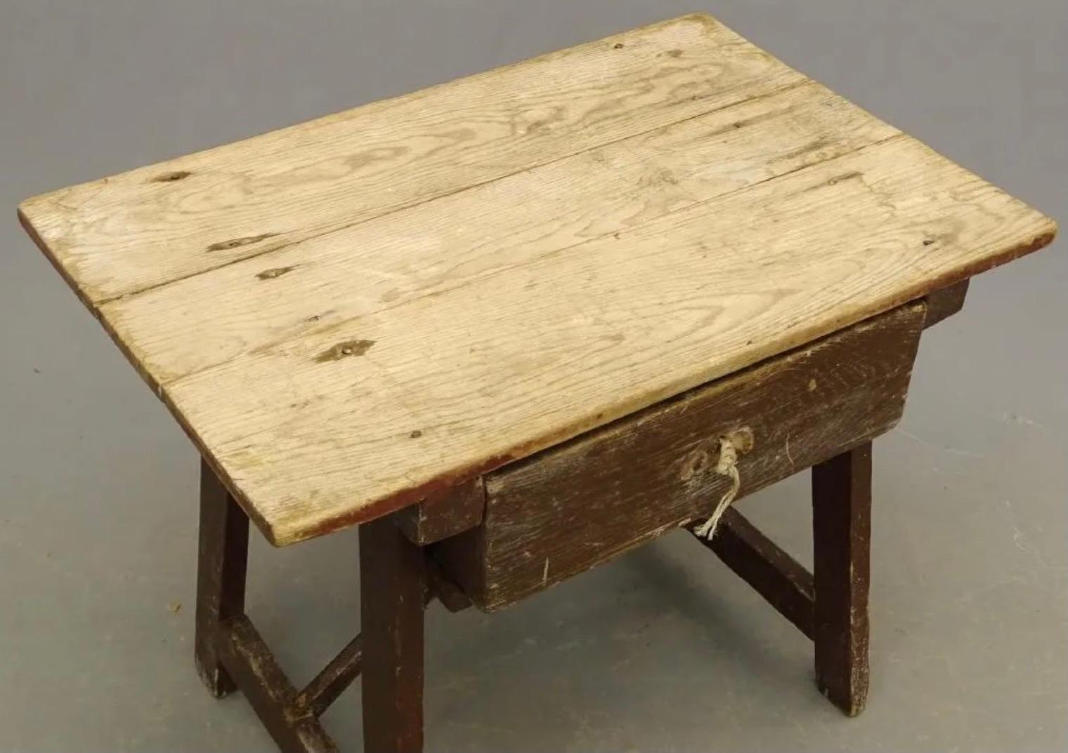 Rustikaler Landakzent-Tisch aus dem 19. Jahrhundert (Nordamerikanisch) im Angebot