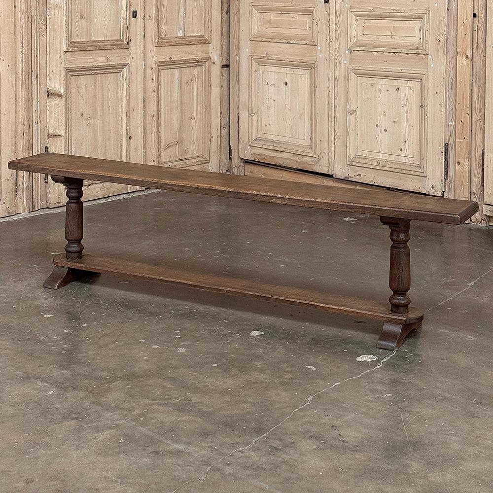 Le banc français rustique du 19e siècle est la réponse parfaite à l'expérience d'un repas décontracté !  Fabriqué selon des méthodes traditionnelles ancestrales, il se caractérise par un plateau en planches massives s'étirant sur deux montants