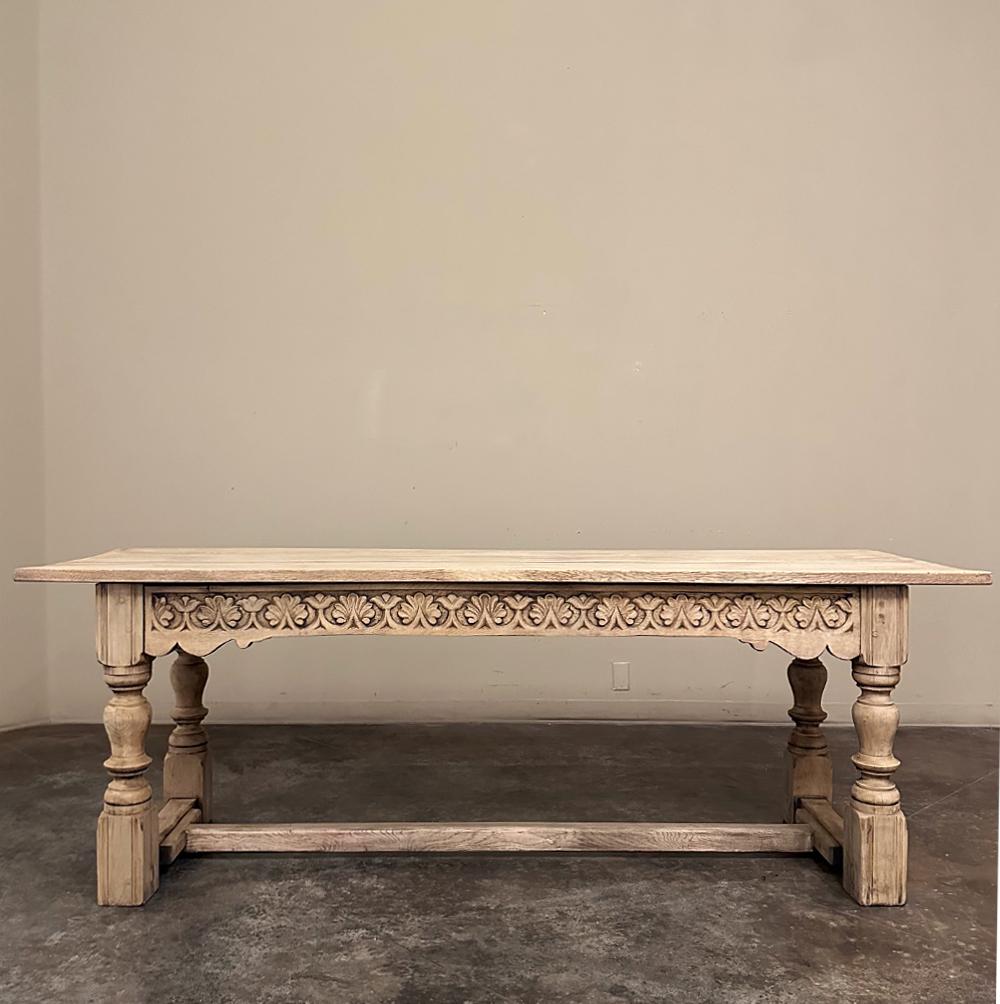 Sculpté à la main Table de ferme française rustique du 19ème siècle en chêne rayé en vente