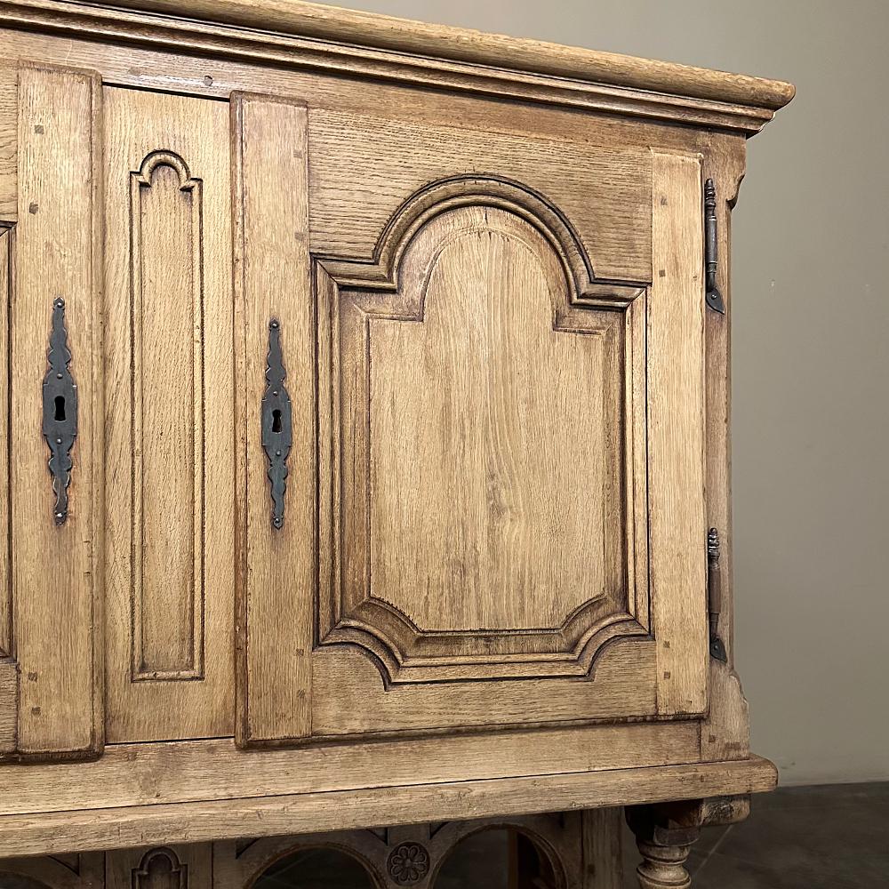 Armadietto rustico francese del XIX secolo con alzata in vendita 9