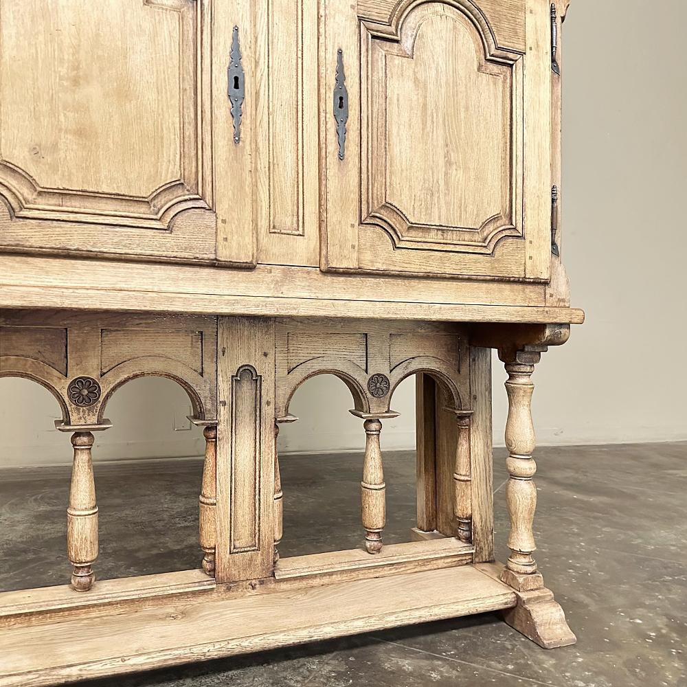 Armadietto rustico francese del XIX secolo con alzata in vendita 10