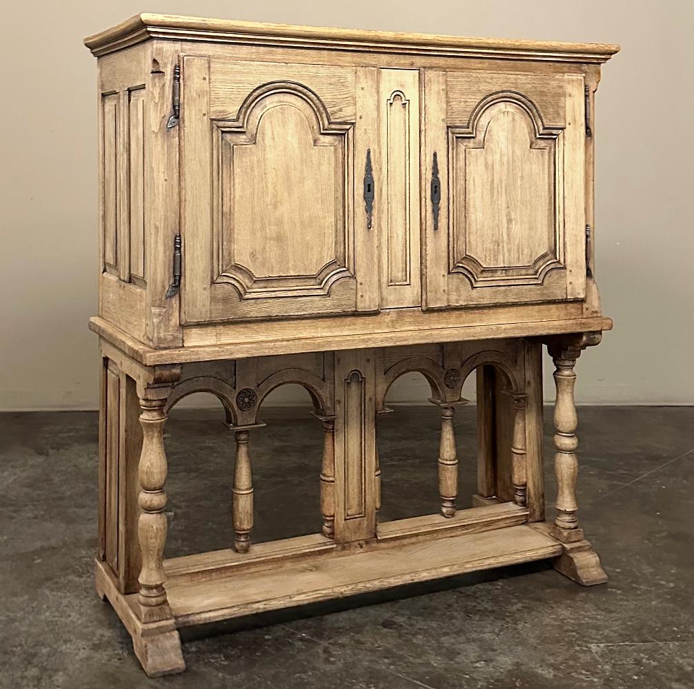 Il mobile rustico francese rialzato del XIX secolo rappresenta un design secolare che risale a un'epoca in cui gli armadi specializzati erano molto richiesti dai ricchi.  Questo esemplare, realizzato in legno massiccio di quercia antica, è