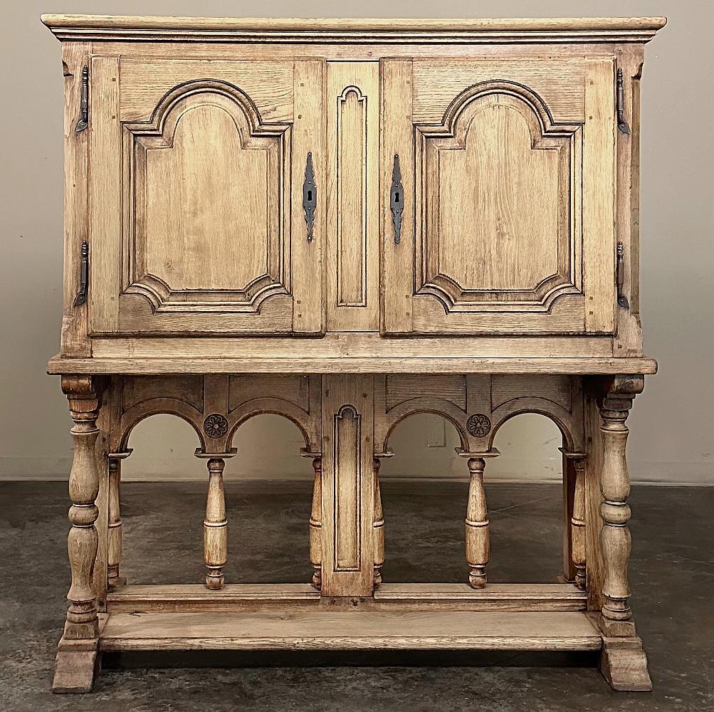 Francese Armadietto rustico francese del XIX secolo con alzata in vendita