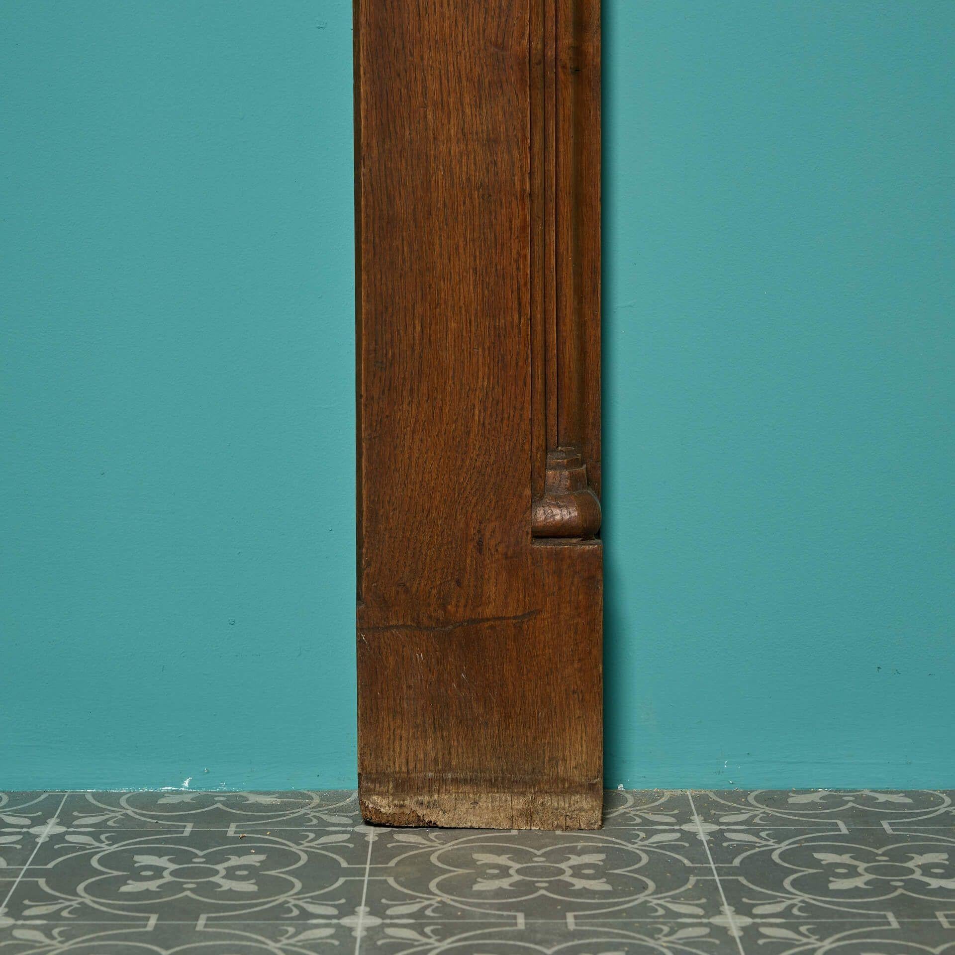 Inglese Mantello da fuoco rustico inglese del XIX secolo in Oak in vendita
