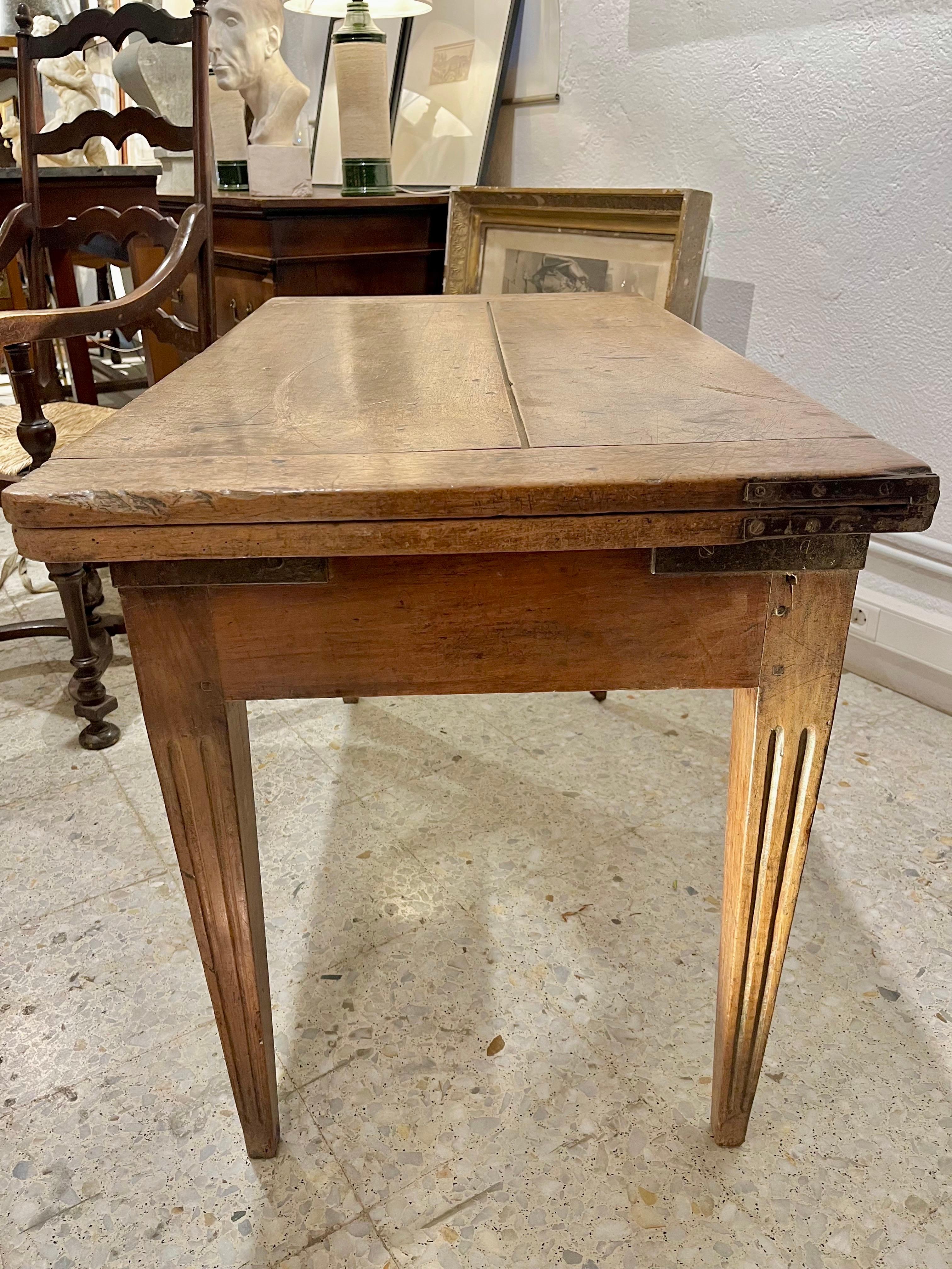 19th Century Rustic Extendable Walnut Table Louis XVI Style For Sale 5