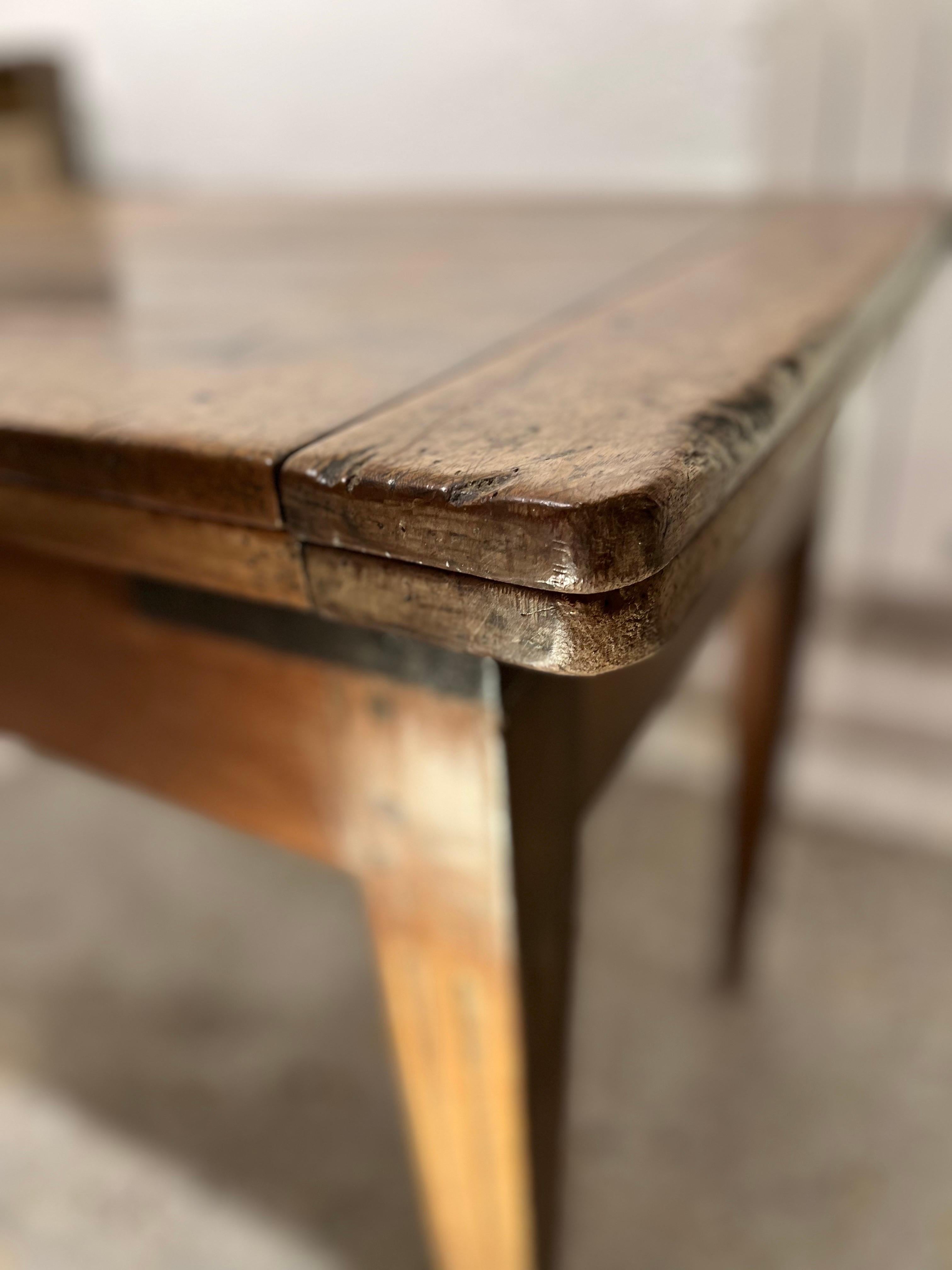 19th Century Rustic Extendable Walnut Table Louis XVI Style In Good Condition For Sale In Madrid, ES
