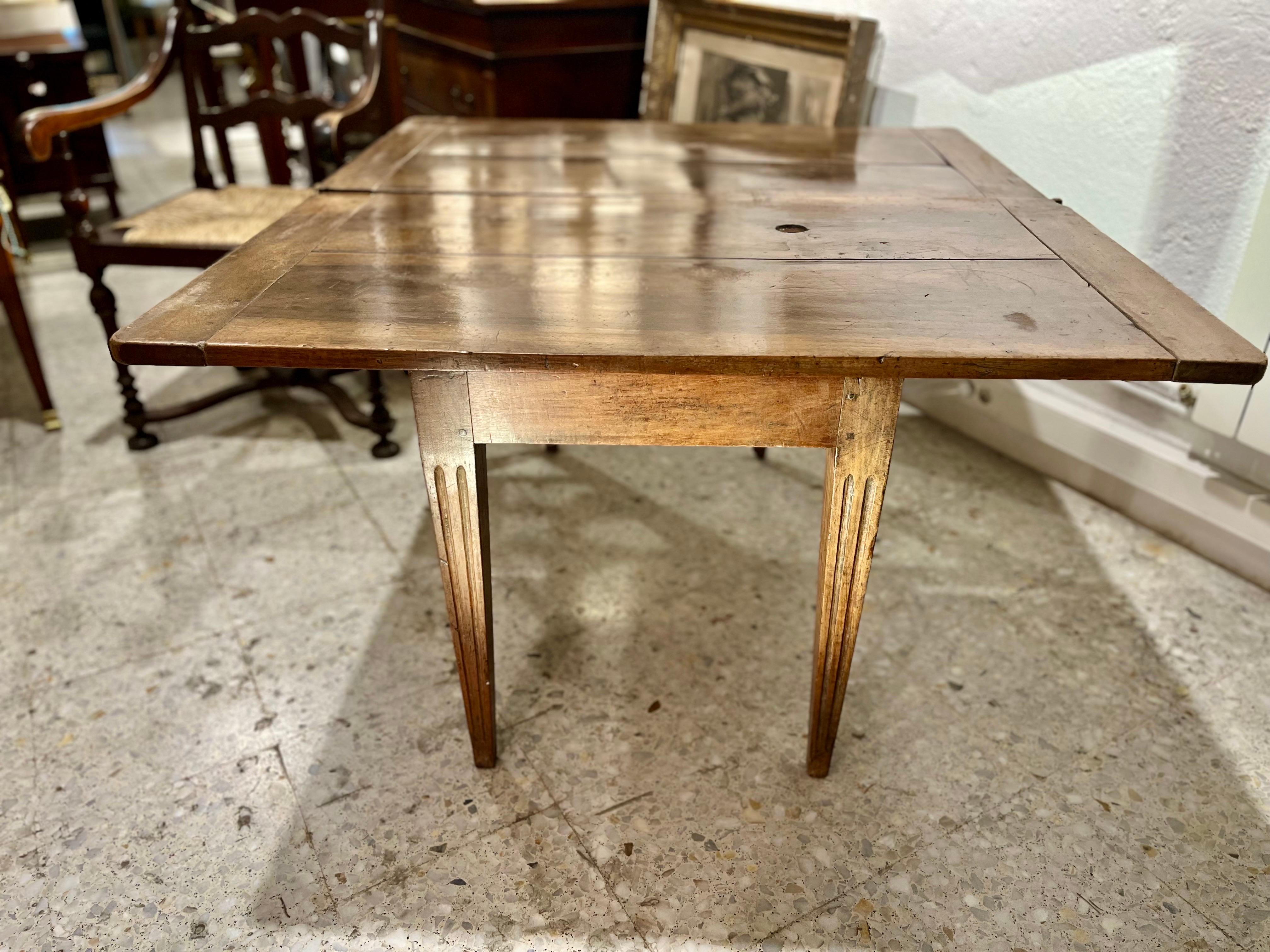 19th Century Rustic Extendable Walnut Table Louis XVI Style For Sale 2