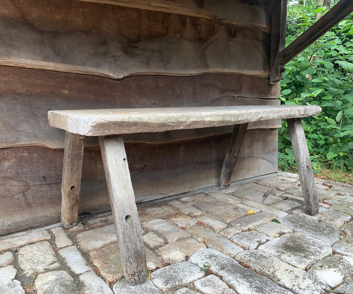 Rustikaler französischer Tisch aus den Vogesen, 19. Jahrhundert. Tische wie dieser waren multifunktional. Menschen arbeiteten daran, saßen darauf, aßen usw... Auffallend ist dabei das einteilige Oberteil. Um Eichenbretter in dieser Breite zu finden,