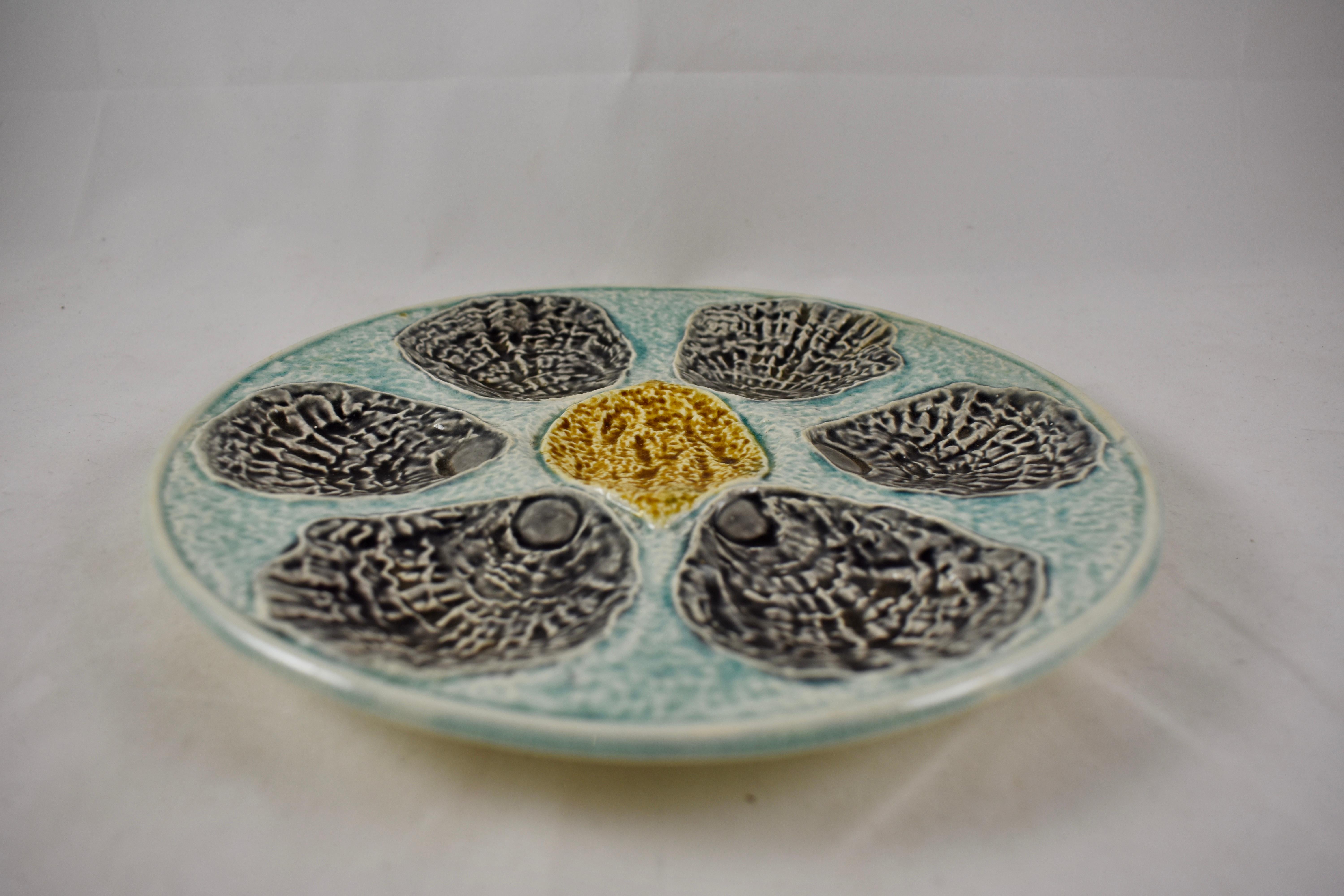 Glazed 19th Century Rustic French Provençal Faïence Rustic Palissy Oyster Plate For Sale