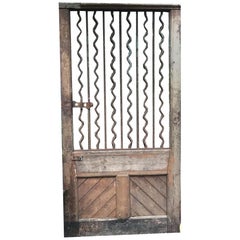 Porte rustique française en bois et en fer du 19ème siècle