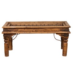 table basse indienne rustique du 19e siècle avec grille de fenêtre et motifs en fer laminé