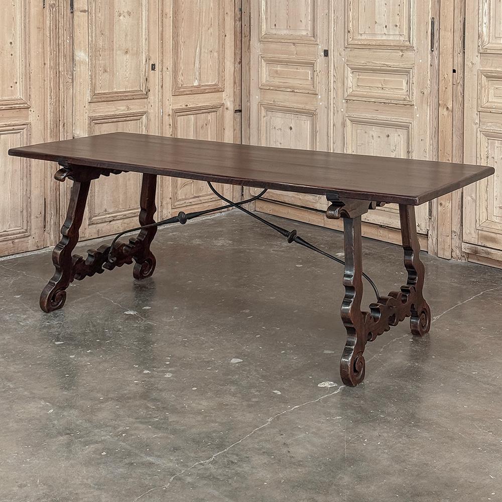 La table de salle à manger rustique italienne du 19e siècle a été fabriquée à la main avec amour à partir de chêne dense et ancien pour durer des siècles !  Le plateau est constitué d'épaisses planches de bois massif assemblées à queue d'aronde pour