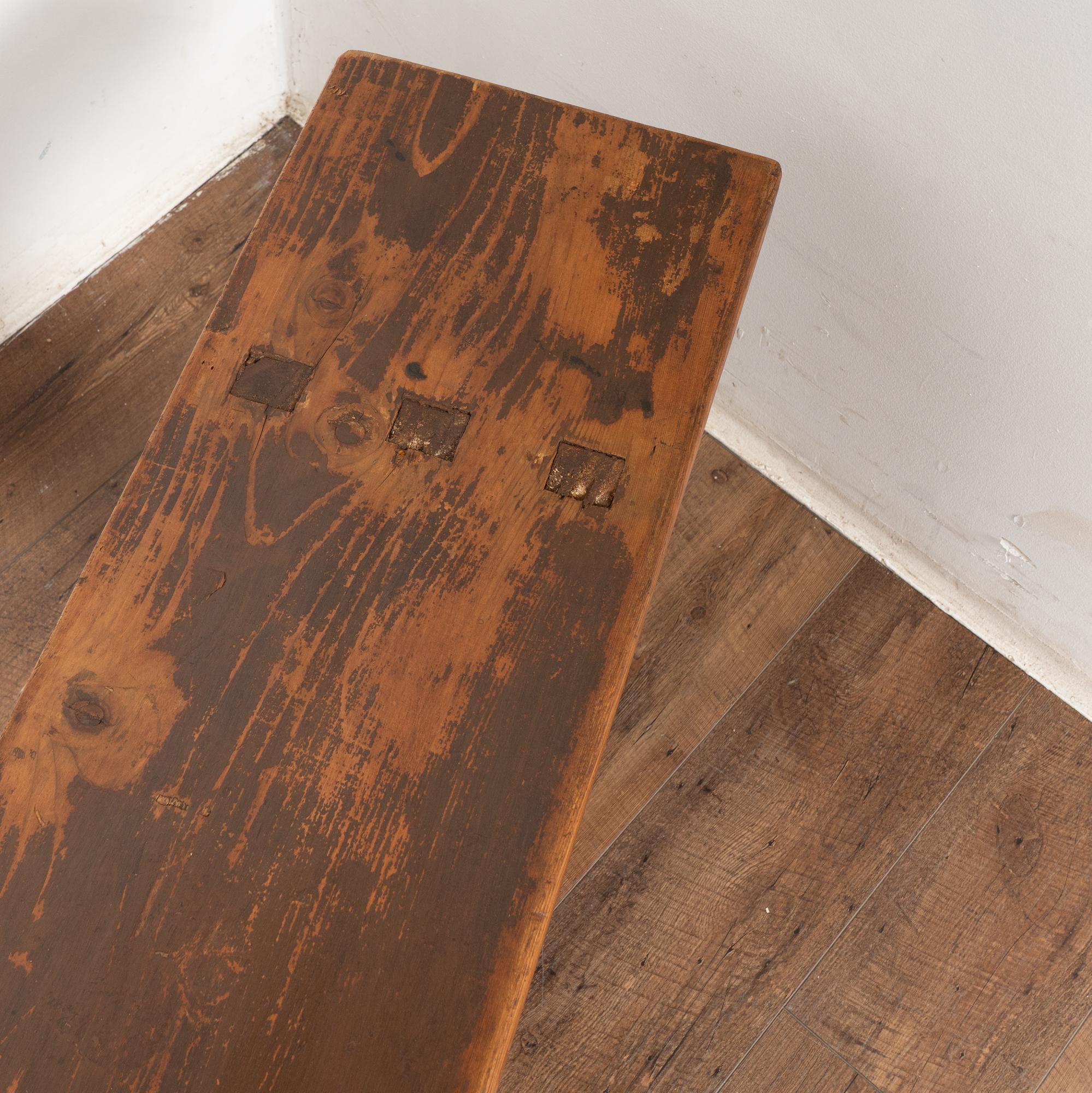 Banc rustique sans dossier en pin du 19e siècle, Hongrie en vente 3