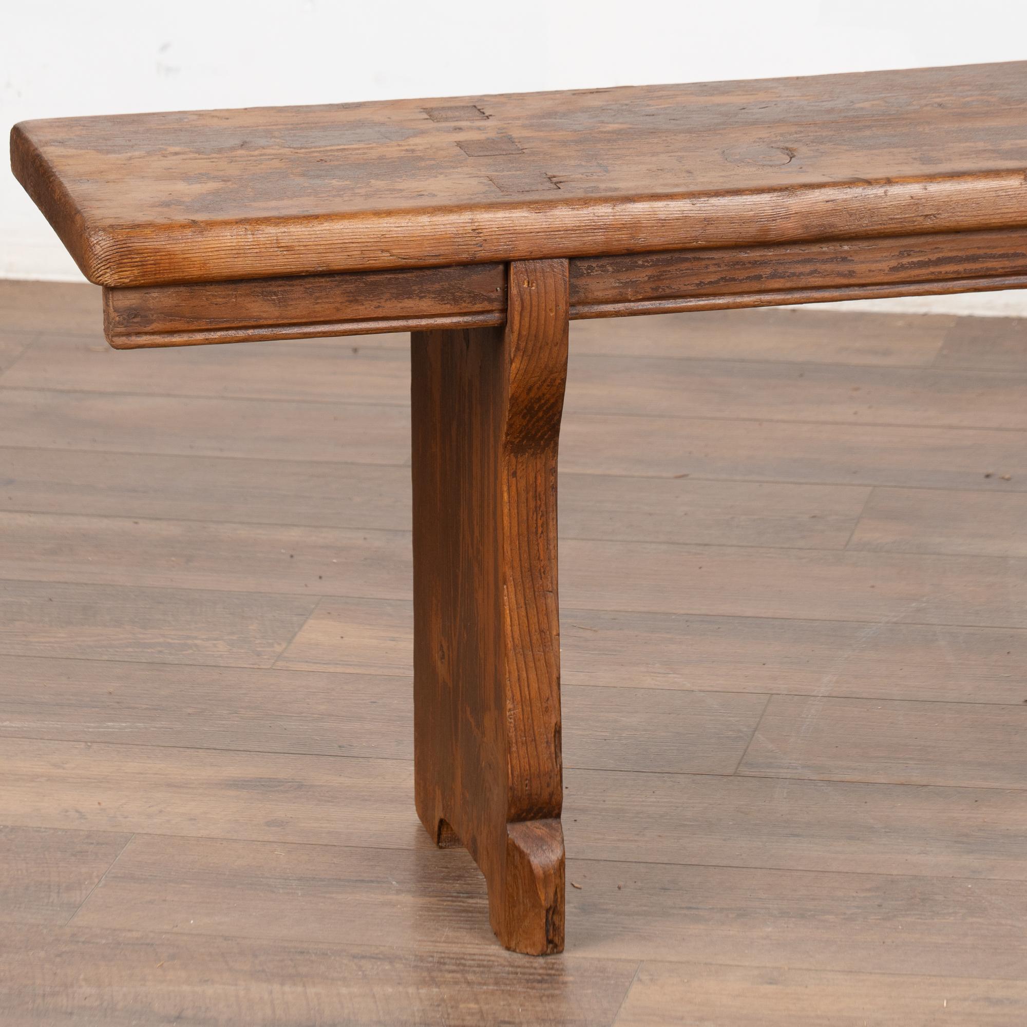 Banc rustique sans dossier en pin du 19e siècle, Hongrie en vente 4