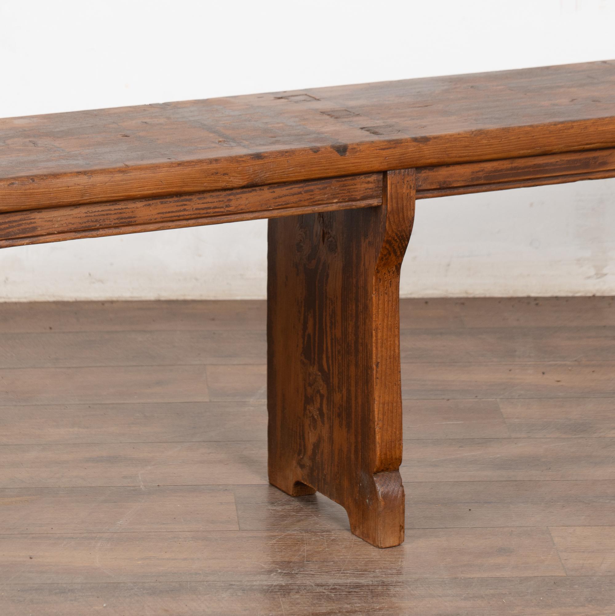 Banc rustique sans dossier en pin du 19e siècle, Hongrie en vente 7