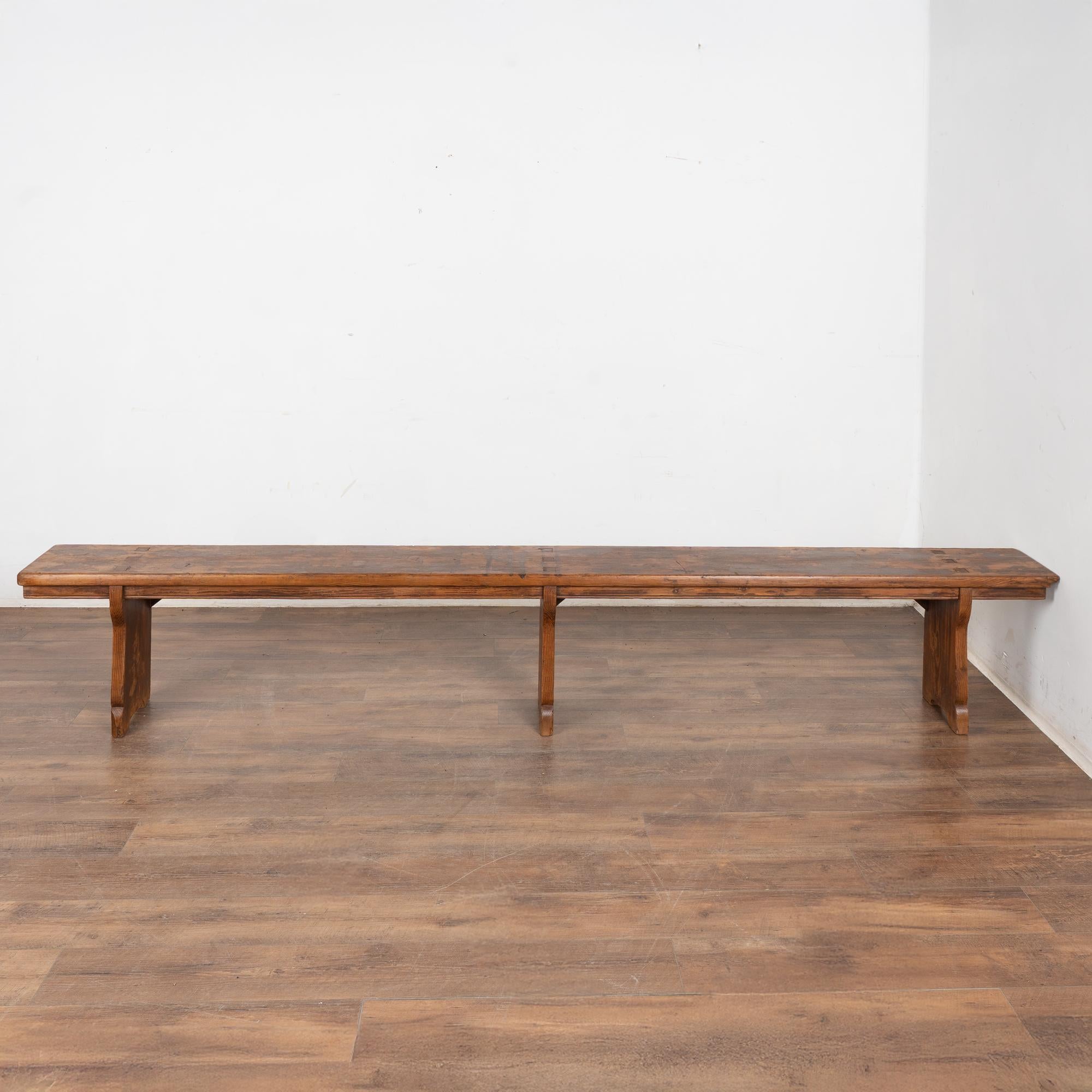 Rustique Banc rustique sans dossier en pin du 19e siècle, Hongrie en vente