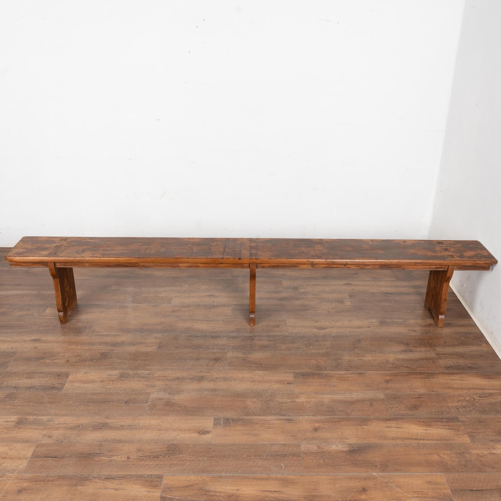 Hongrois Banc rustique sans dossier en pin du 19e siècle, Hongrie en vente