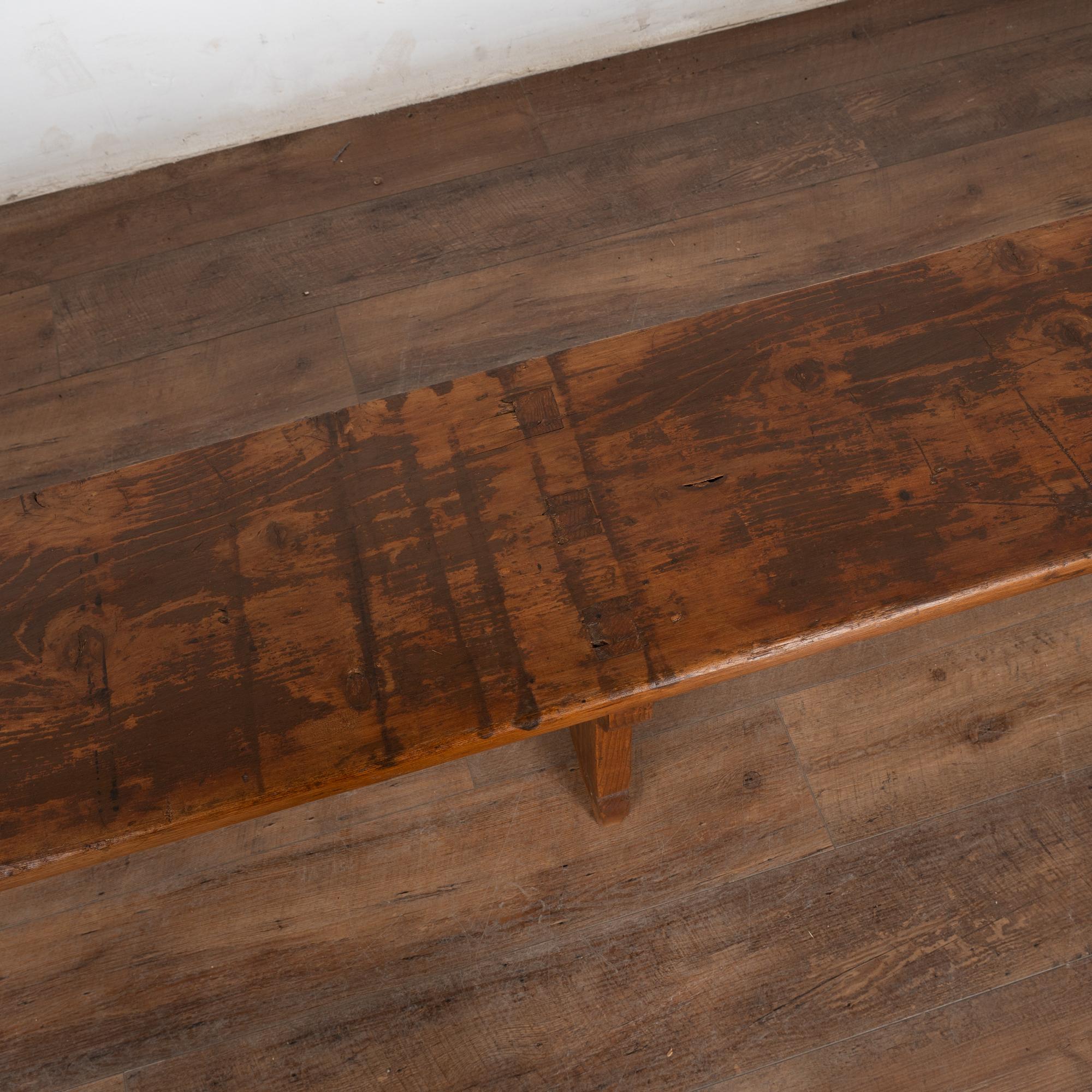 Banc rustique sans dossier en pin du 19e siècle, Hongrie en vente 1