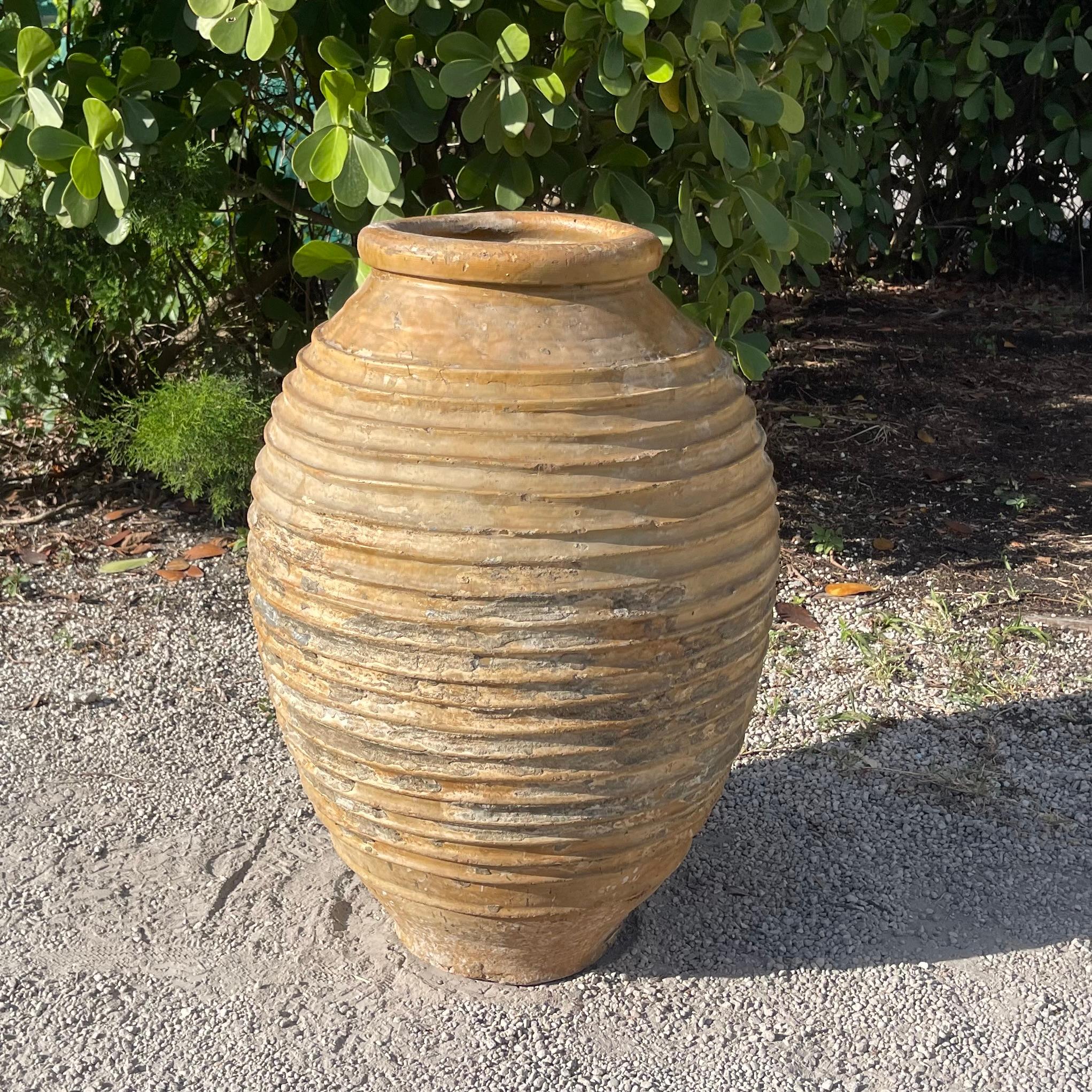 Greco Vaso di Oliver in terracotta rustico mediterraneo del XIX secolo in vendita